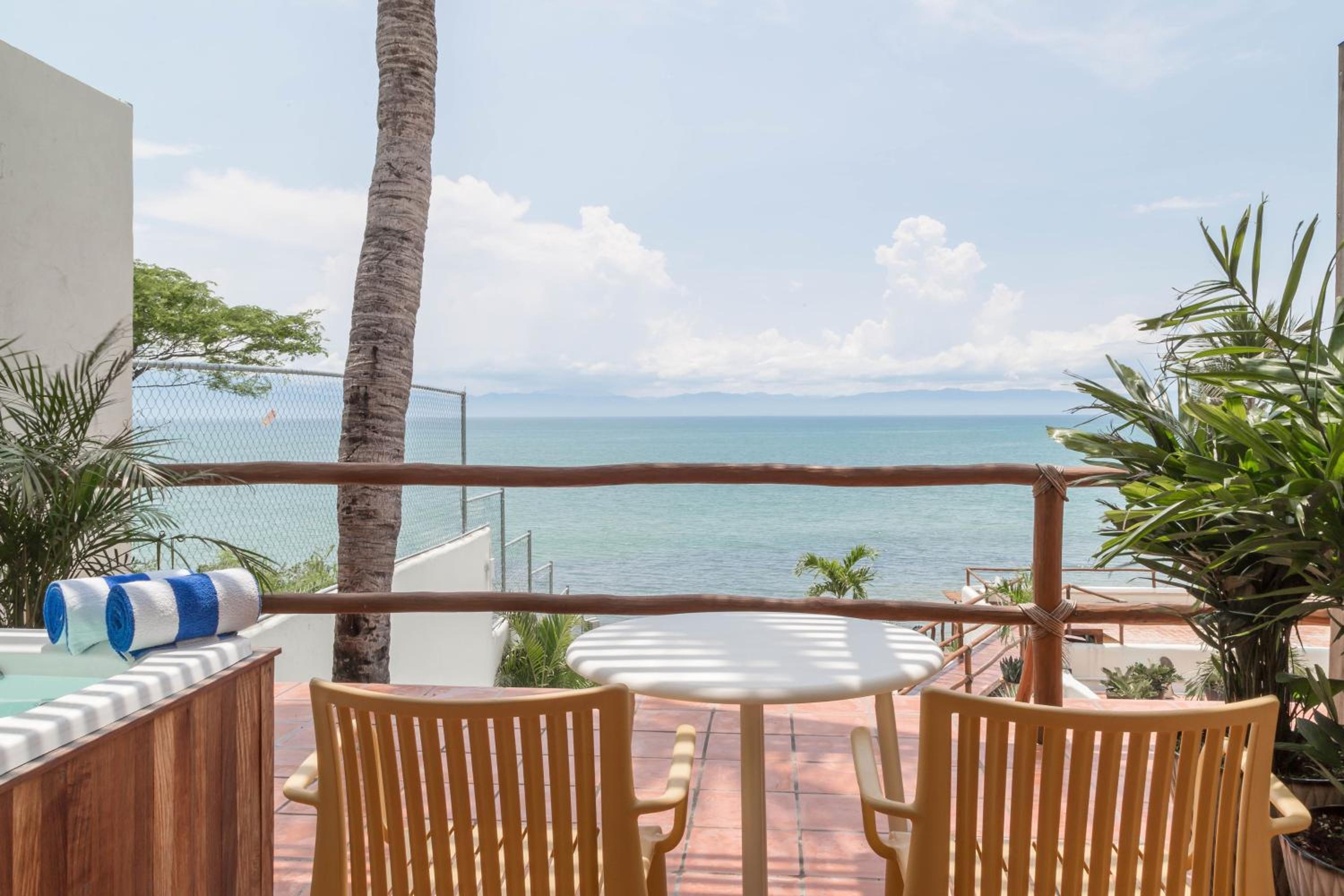 Deluxe Suite with Sea View - Photo 6