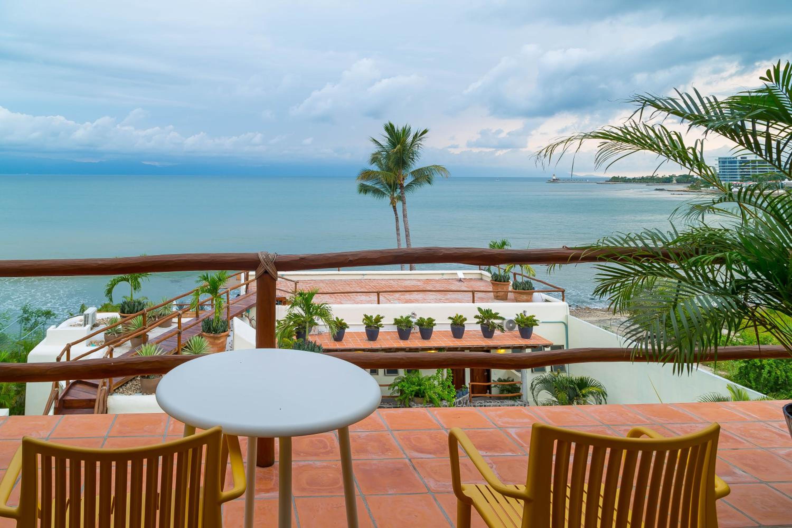 Deluxe Suite with Sea View - Photo 12