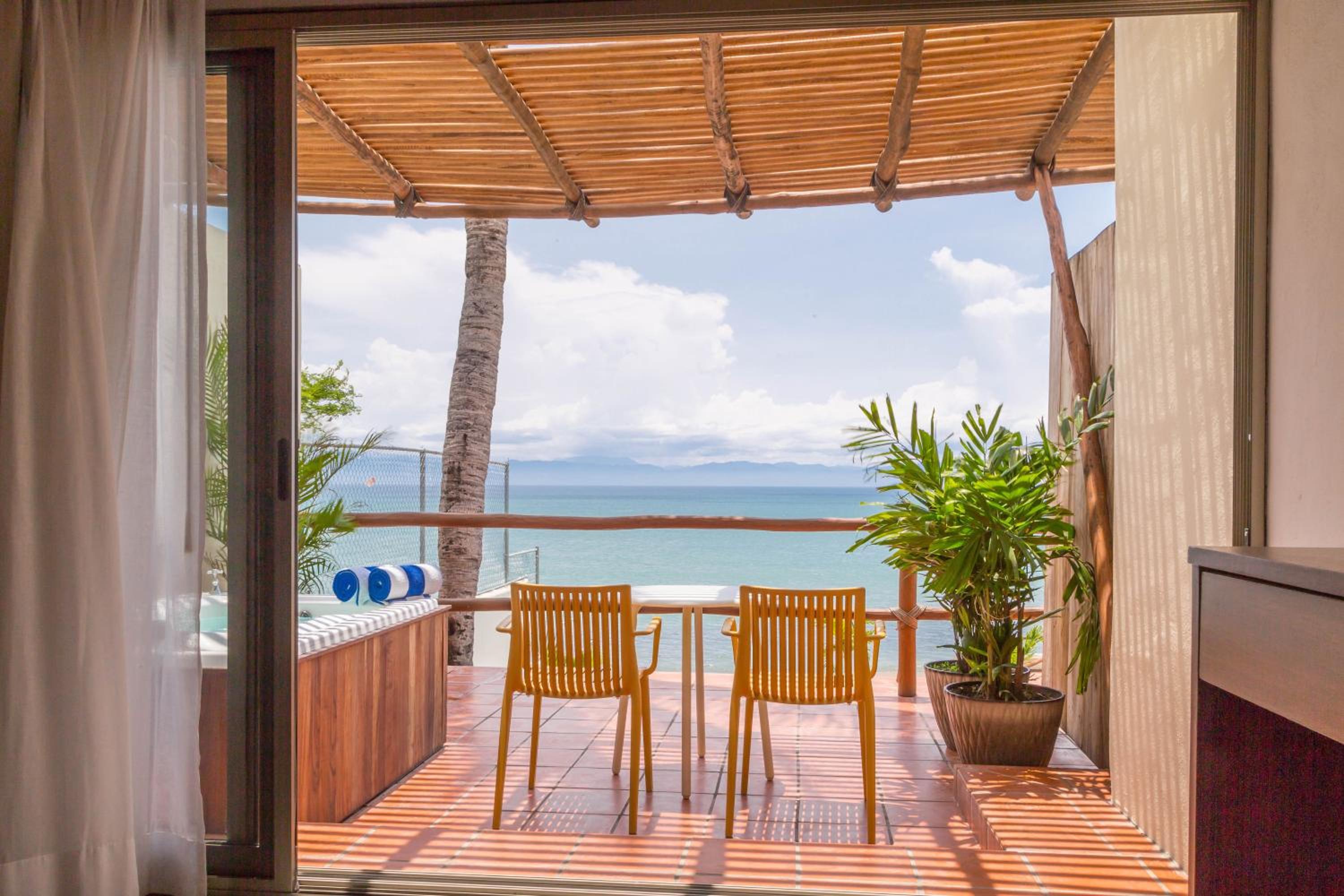 Deluxe Suite with Sea View - Photo 9