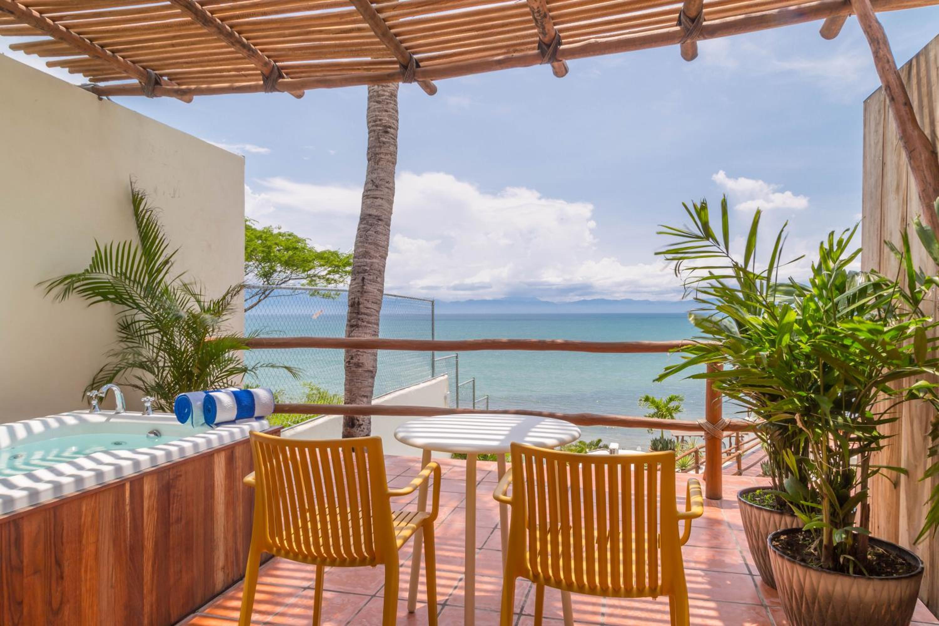 Deluxe Suite with Sea View - Photo 3