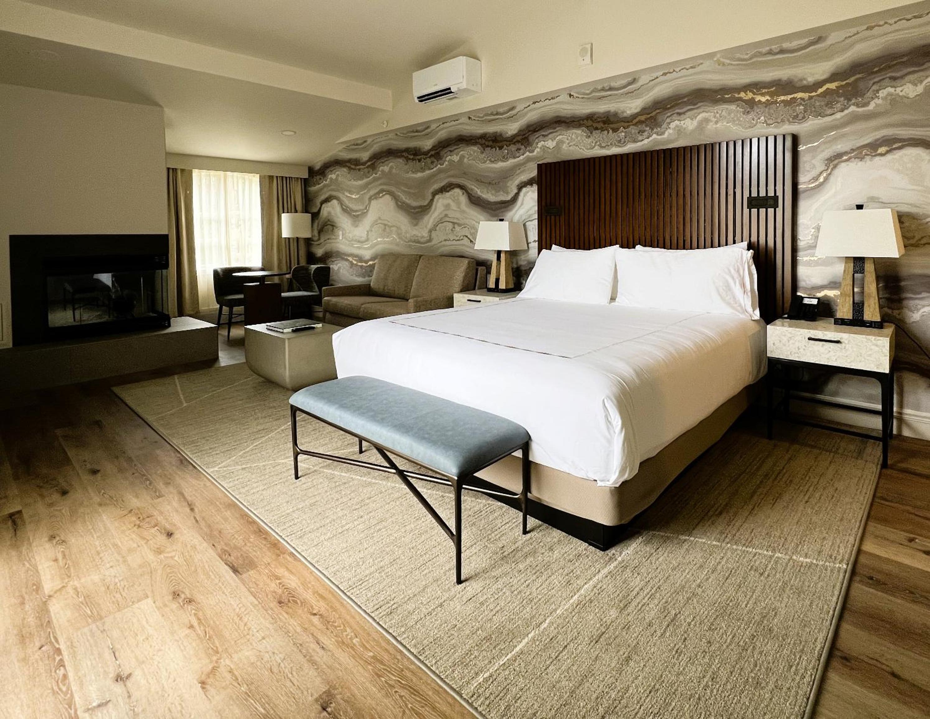  King Suite with Mountain View - Photo 1