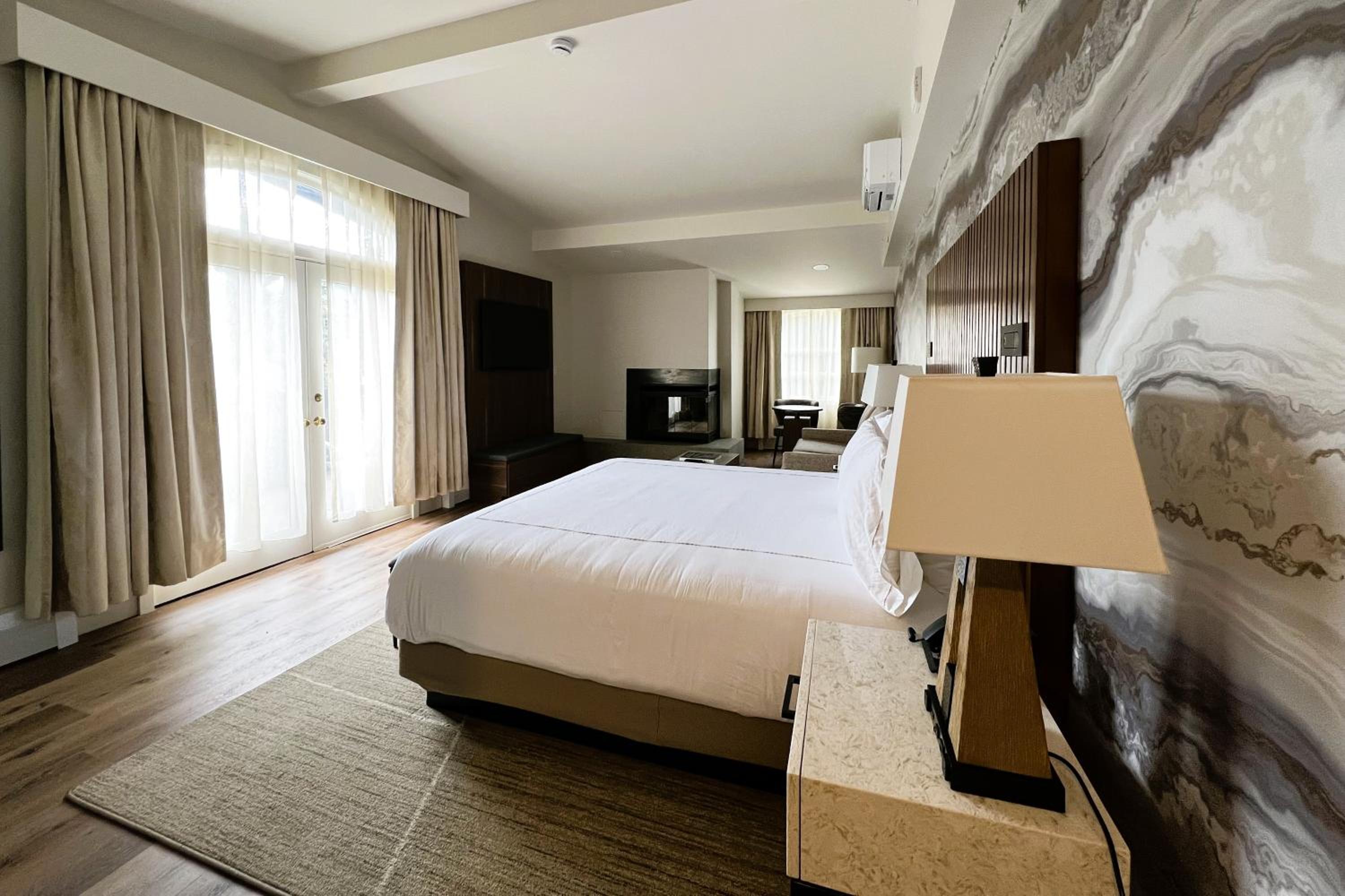  King Suite with Mountain View - Photo 7