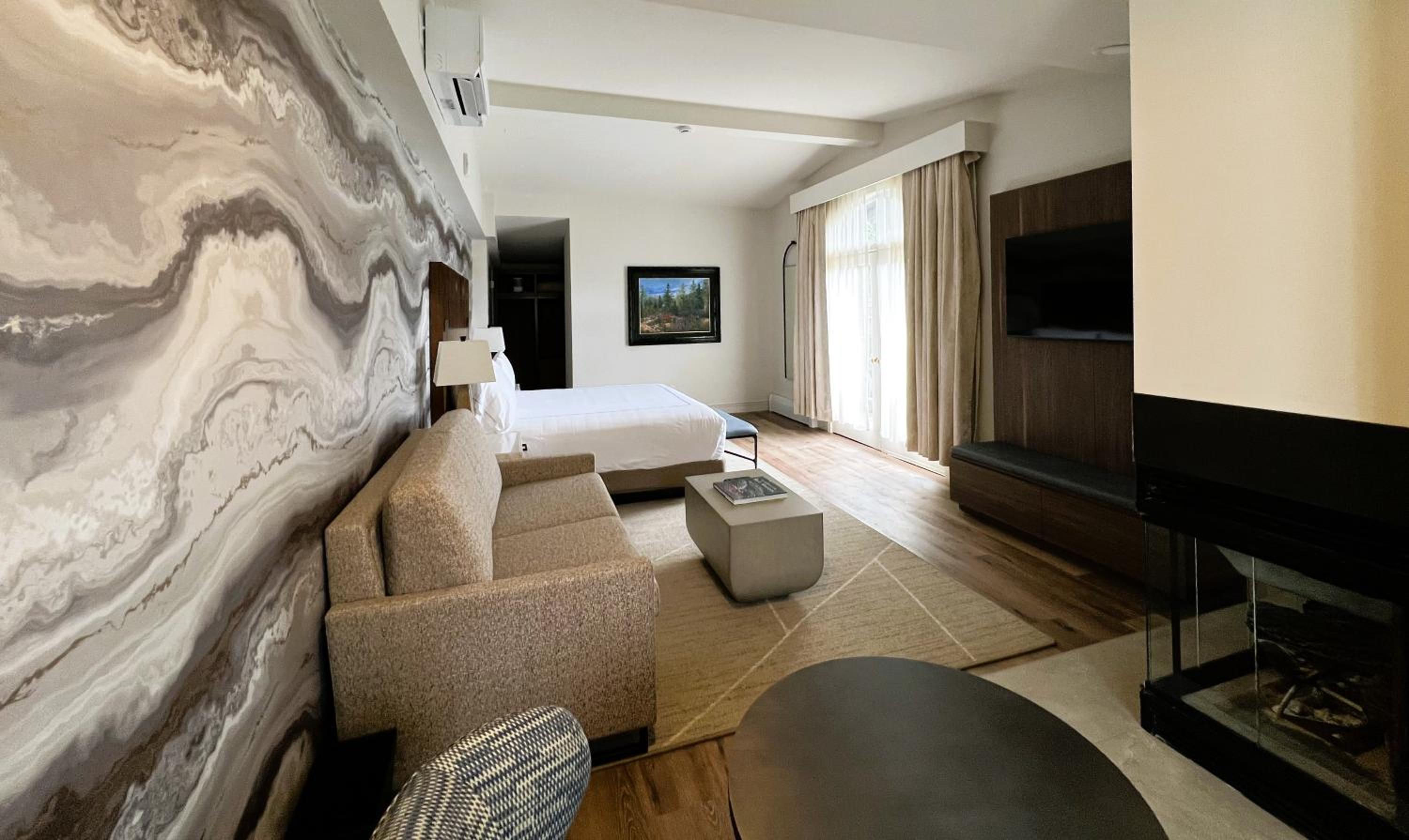 King Suite with Mountain View - Photo 9