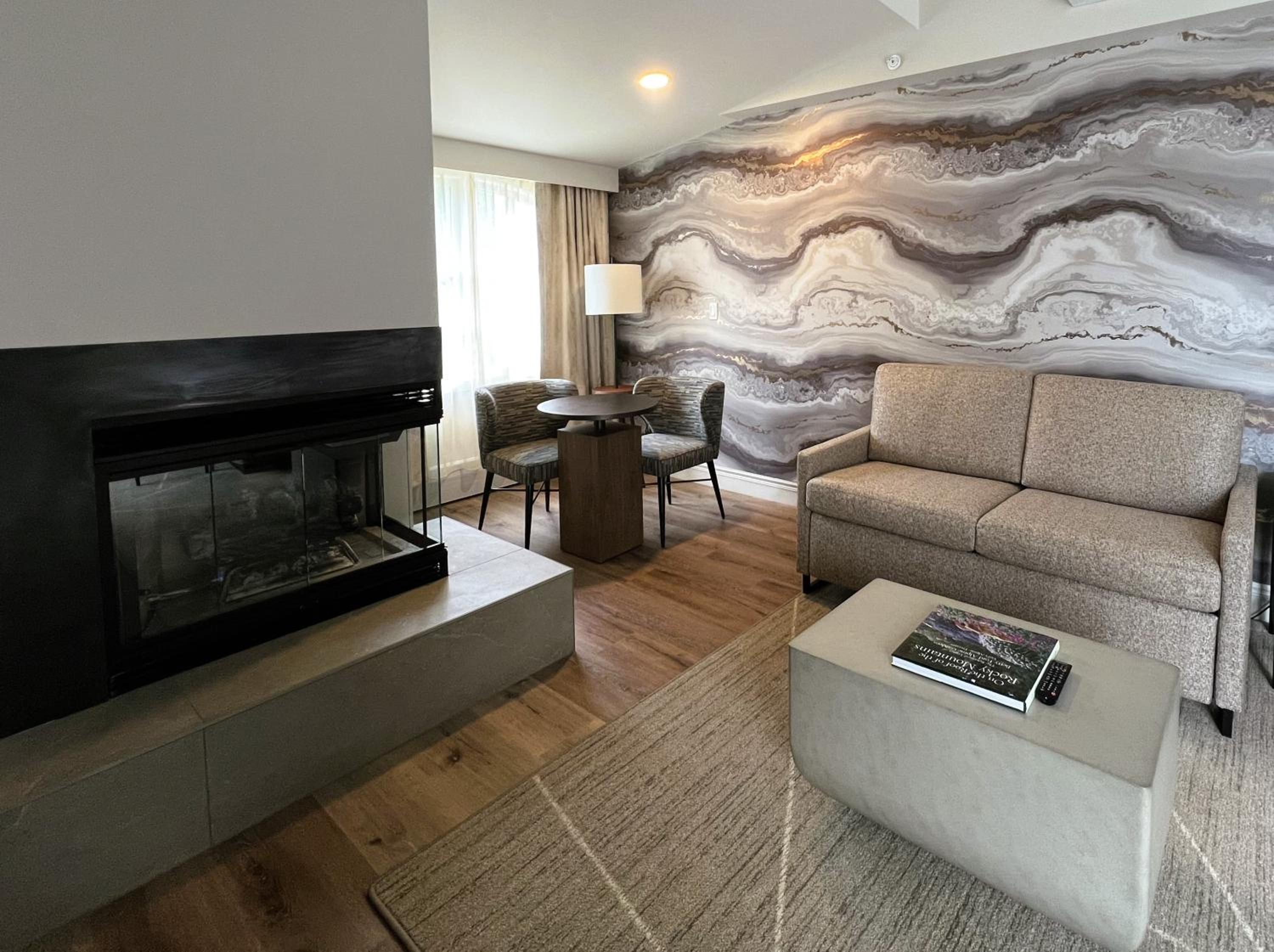  King Suite with Mountain View - Photo 2