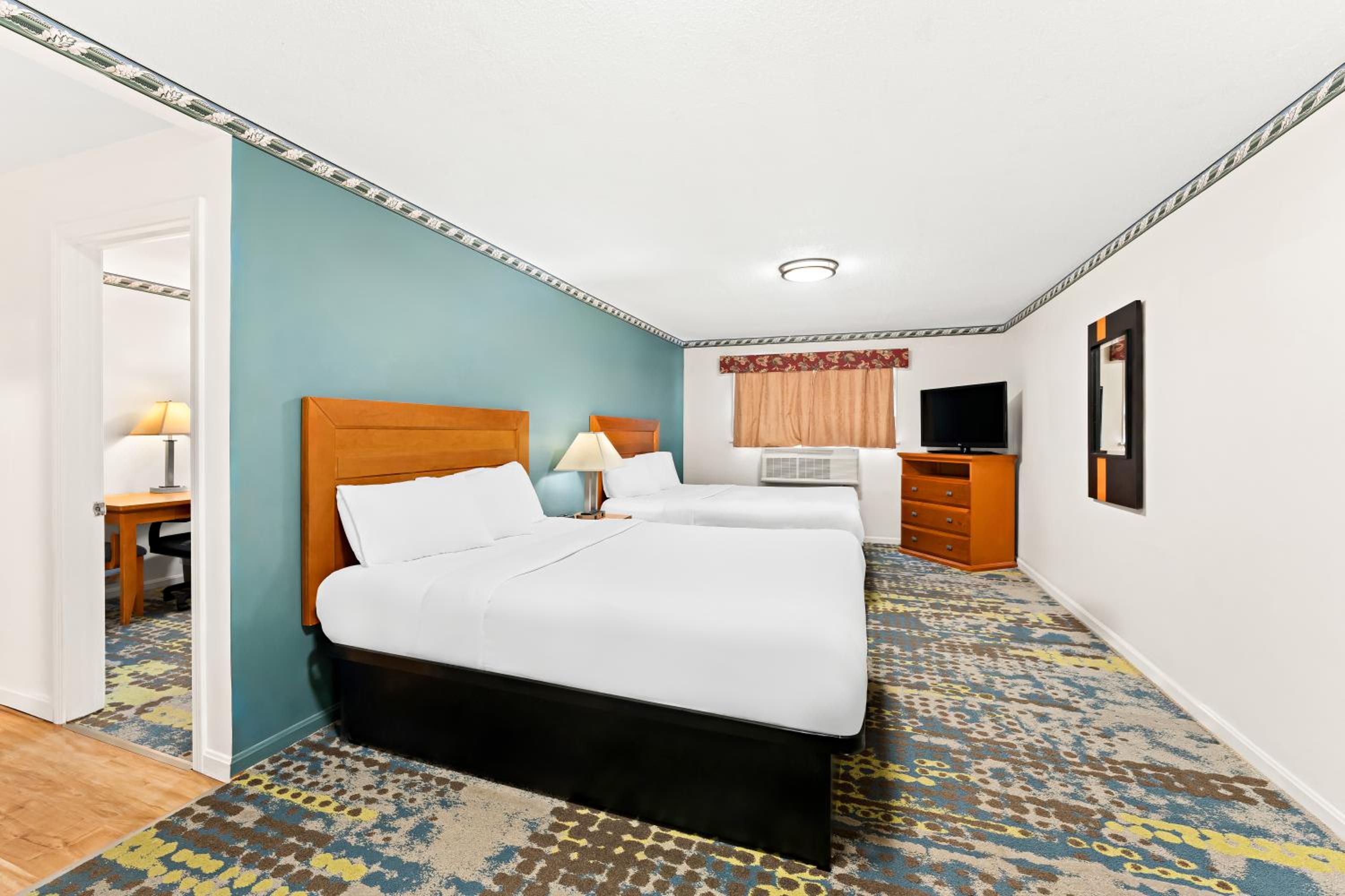 3 Queen Beds Non-Smoking - Photo 1
