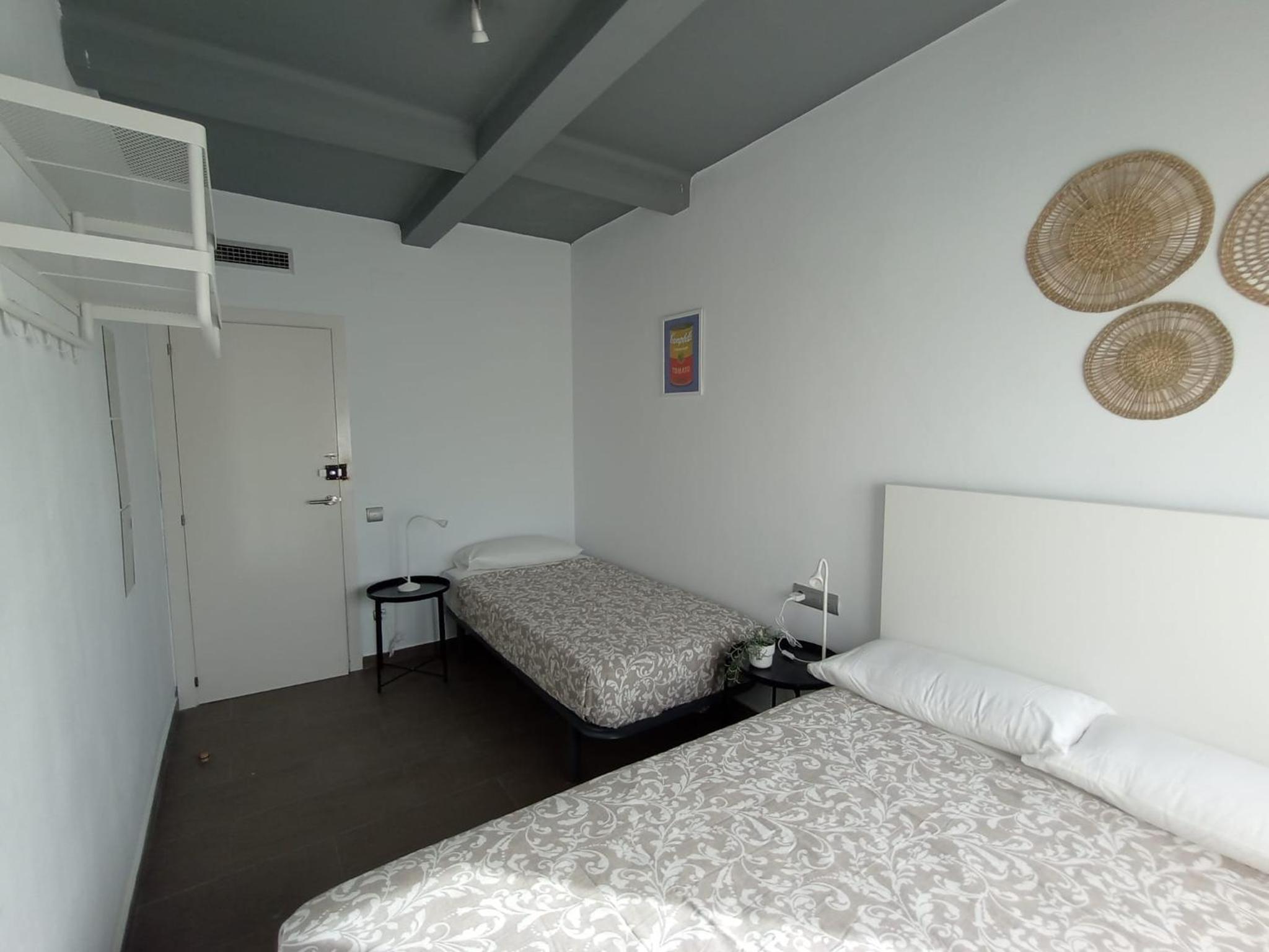 Habitación Triple con Baño Compartido