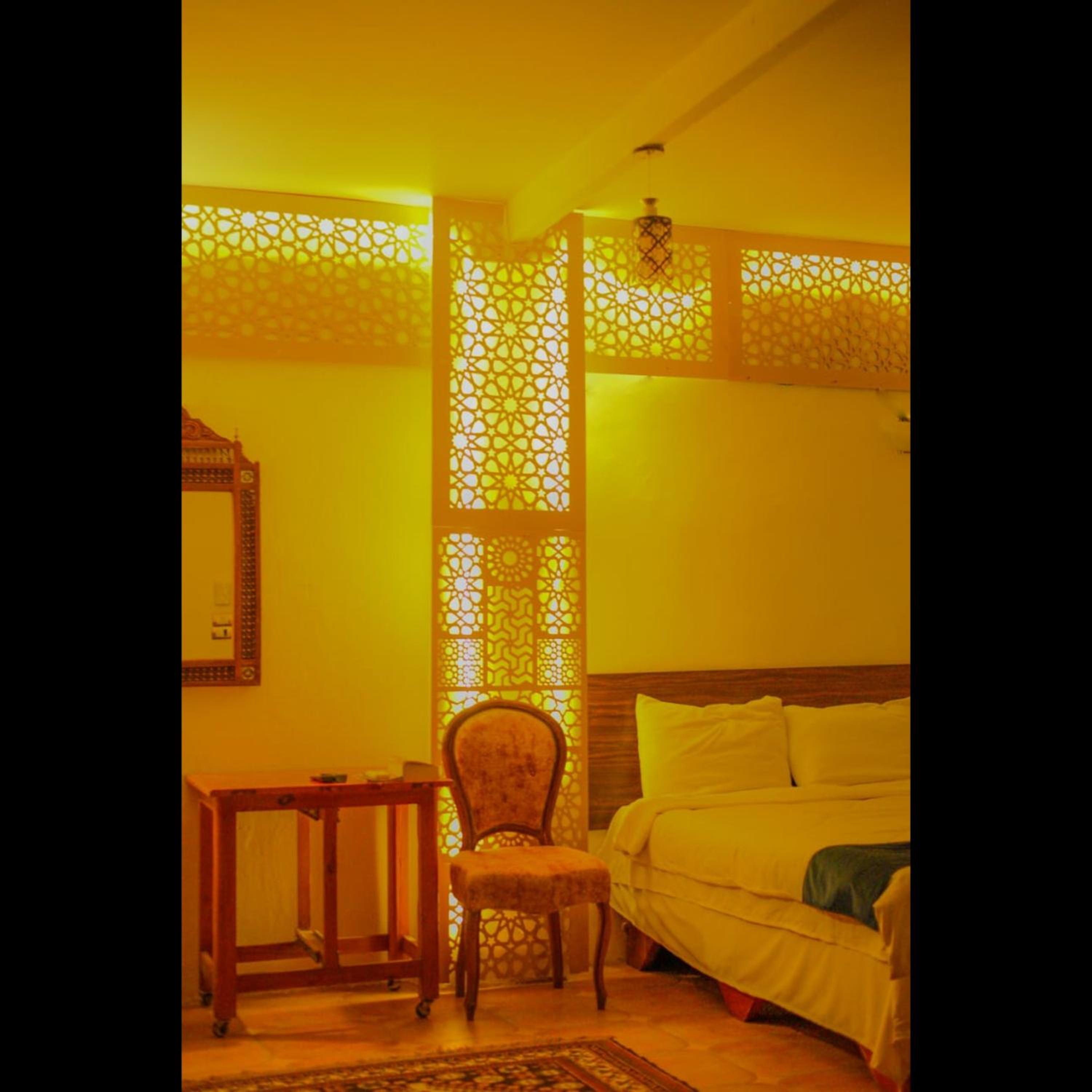 Queen Room with Shared Bathroom photo 1