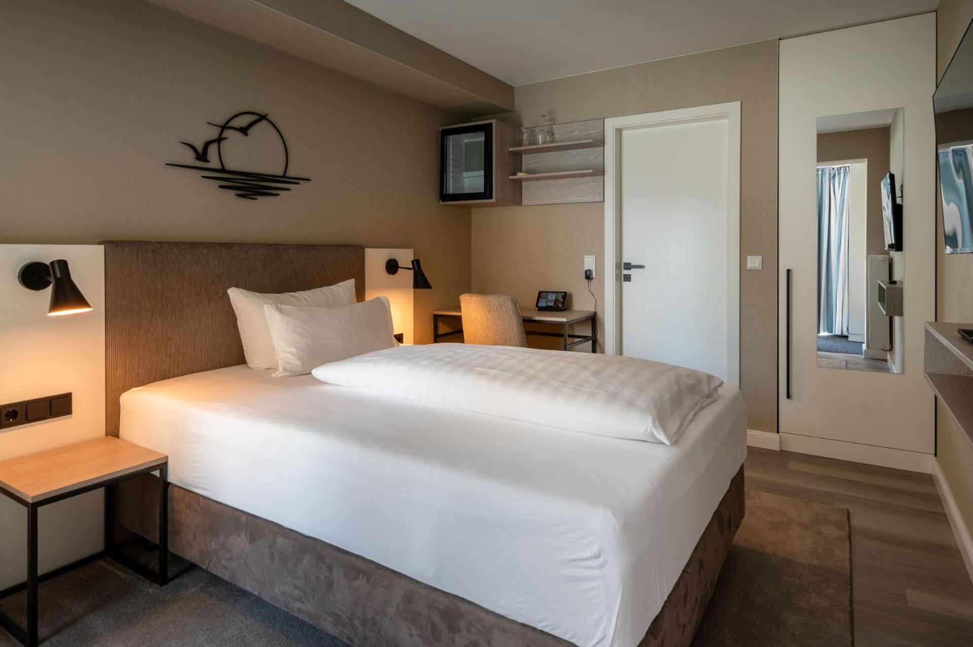 Single Room thumbnail 6