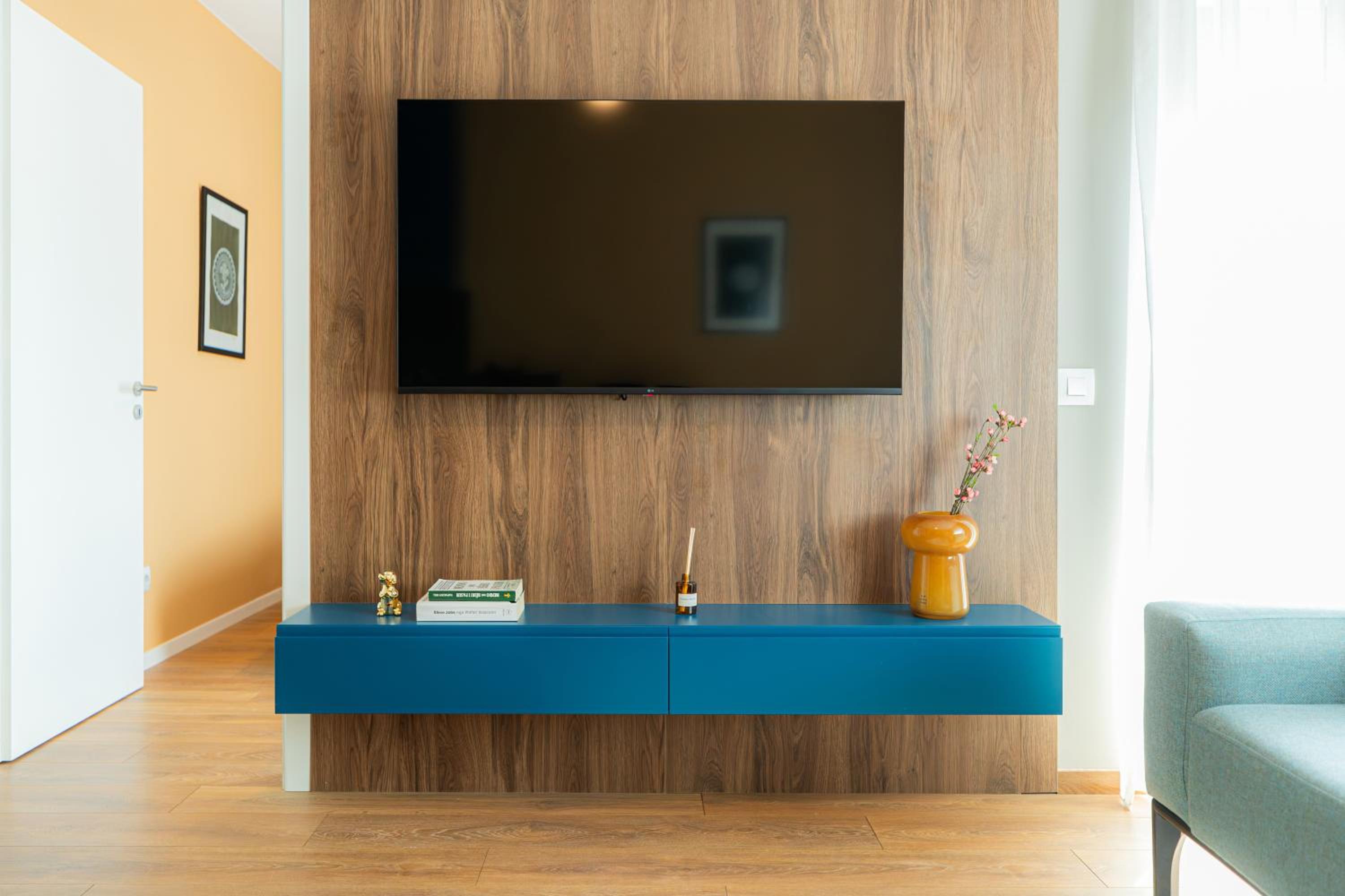 Deluxe One-Bedroom Apartment