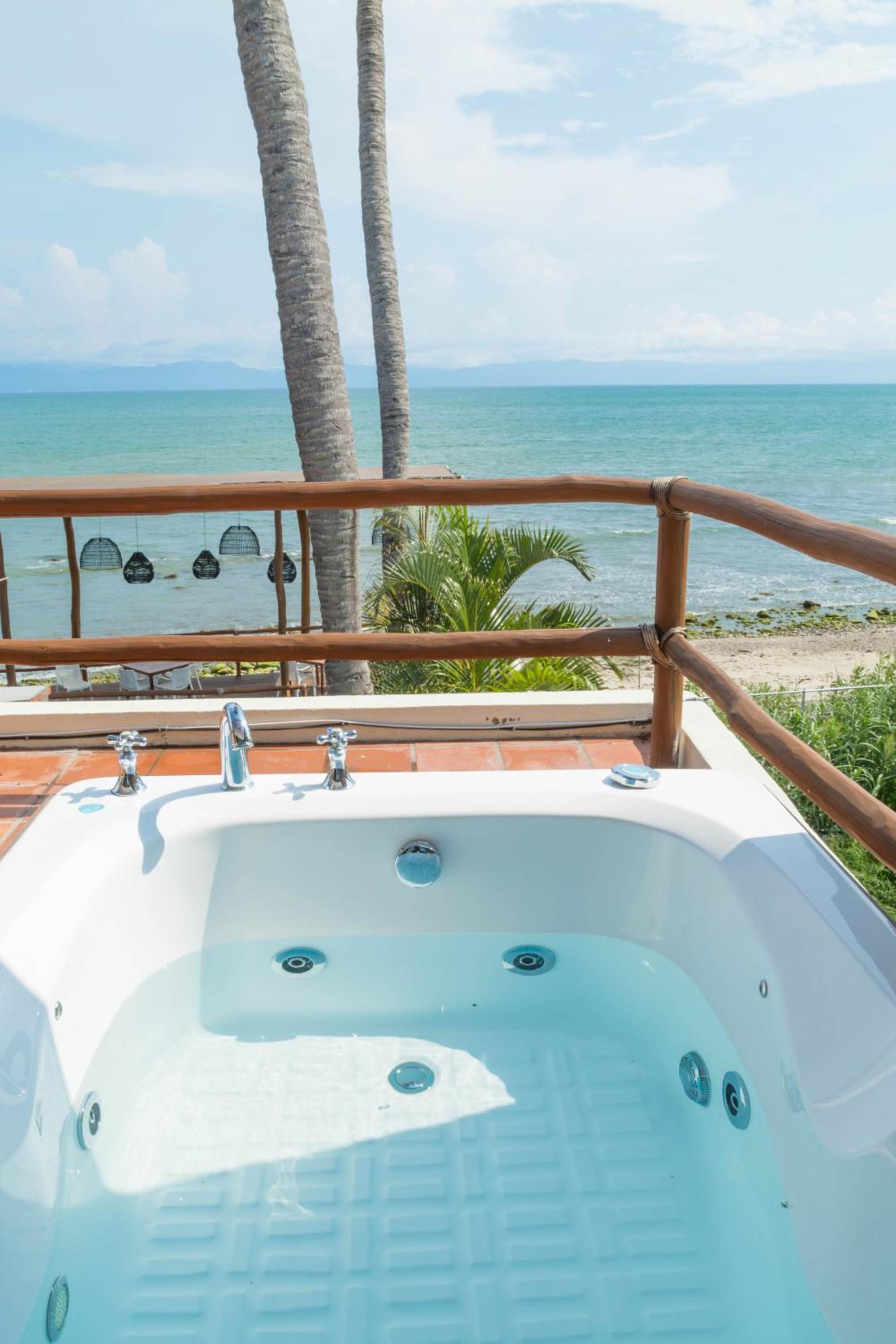 Junior Suite with Sea View and Jacuzzi - Photo 3