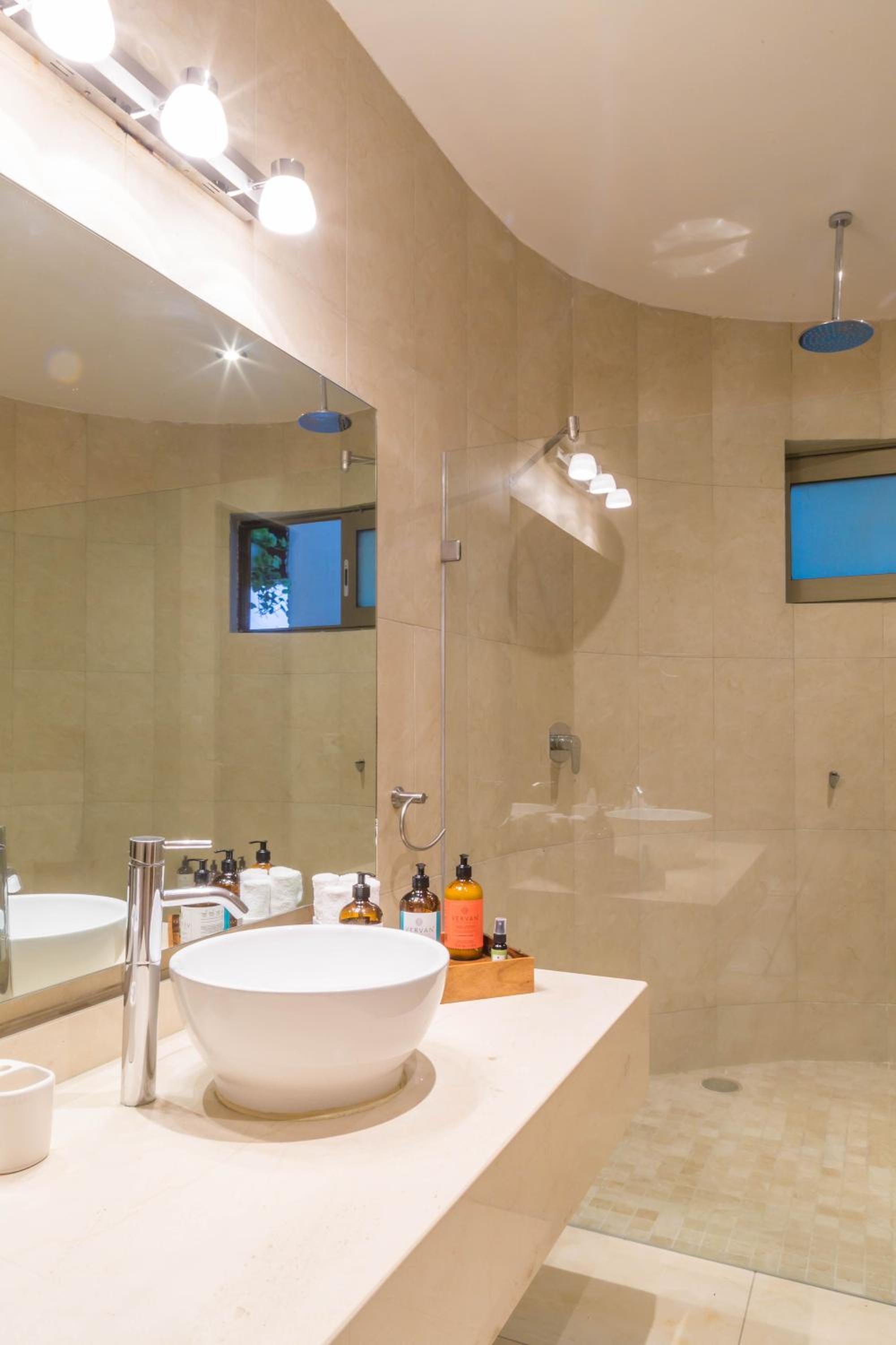 Junior Suite with Partial Sea View - Photo 5