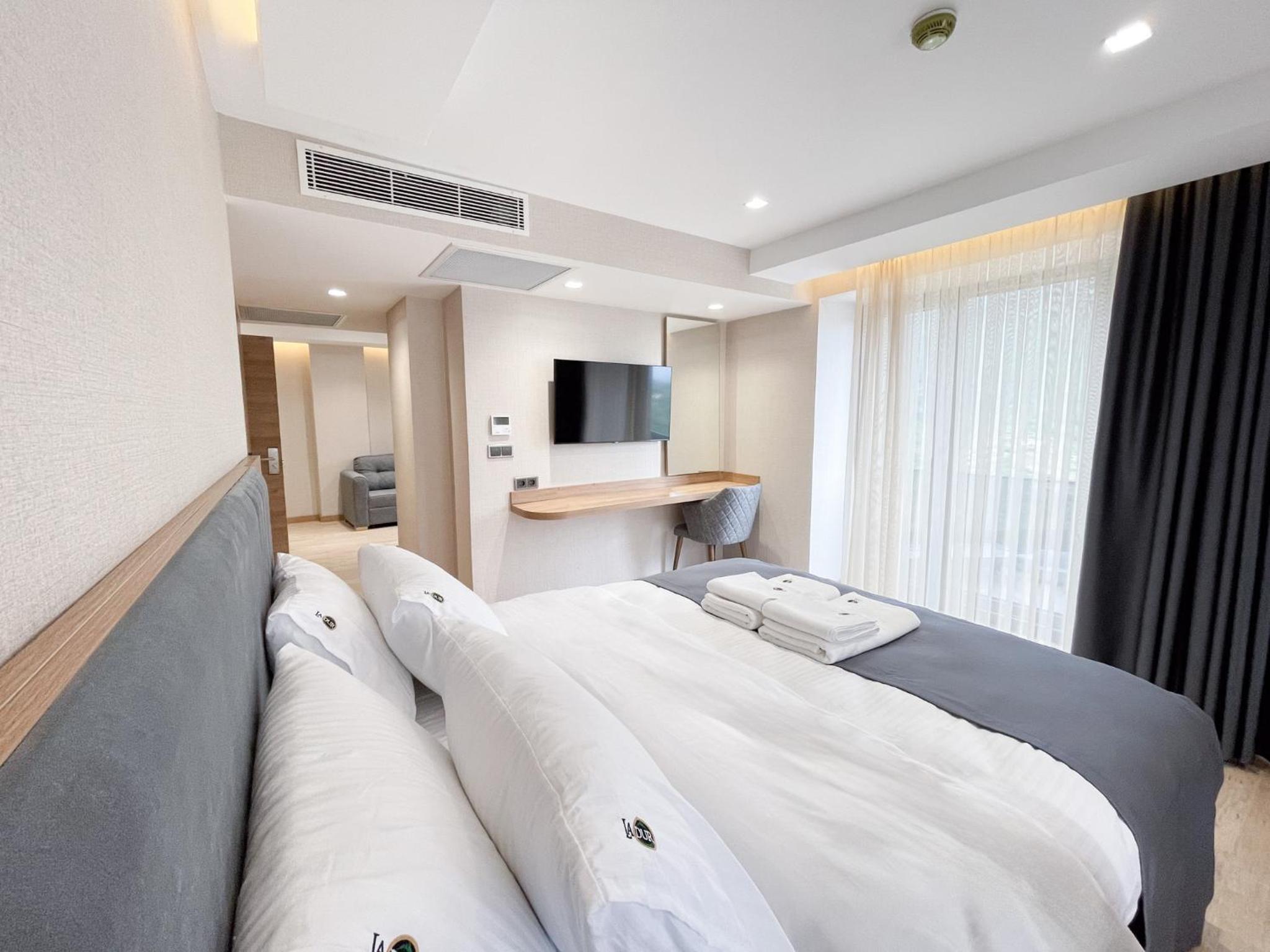 Deluxe Suite with Spa Bath photo 1
