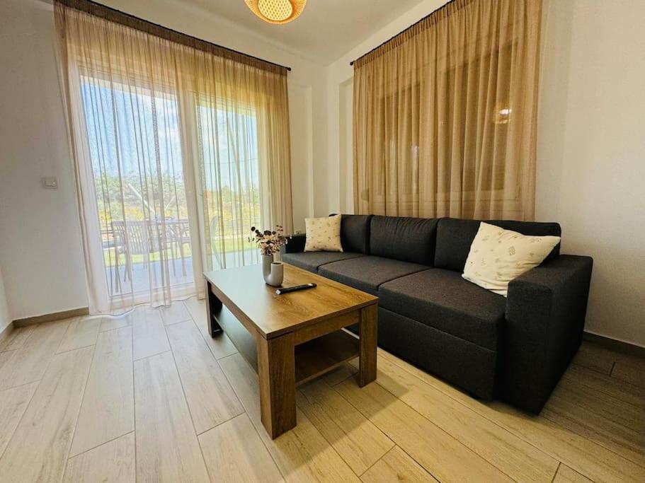 Deluxe One-Bedroom Apartment with Garden View photo 3