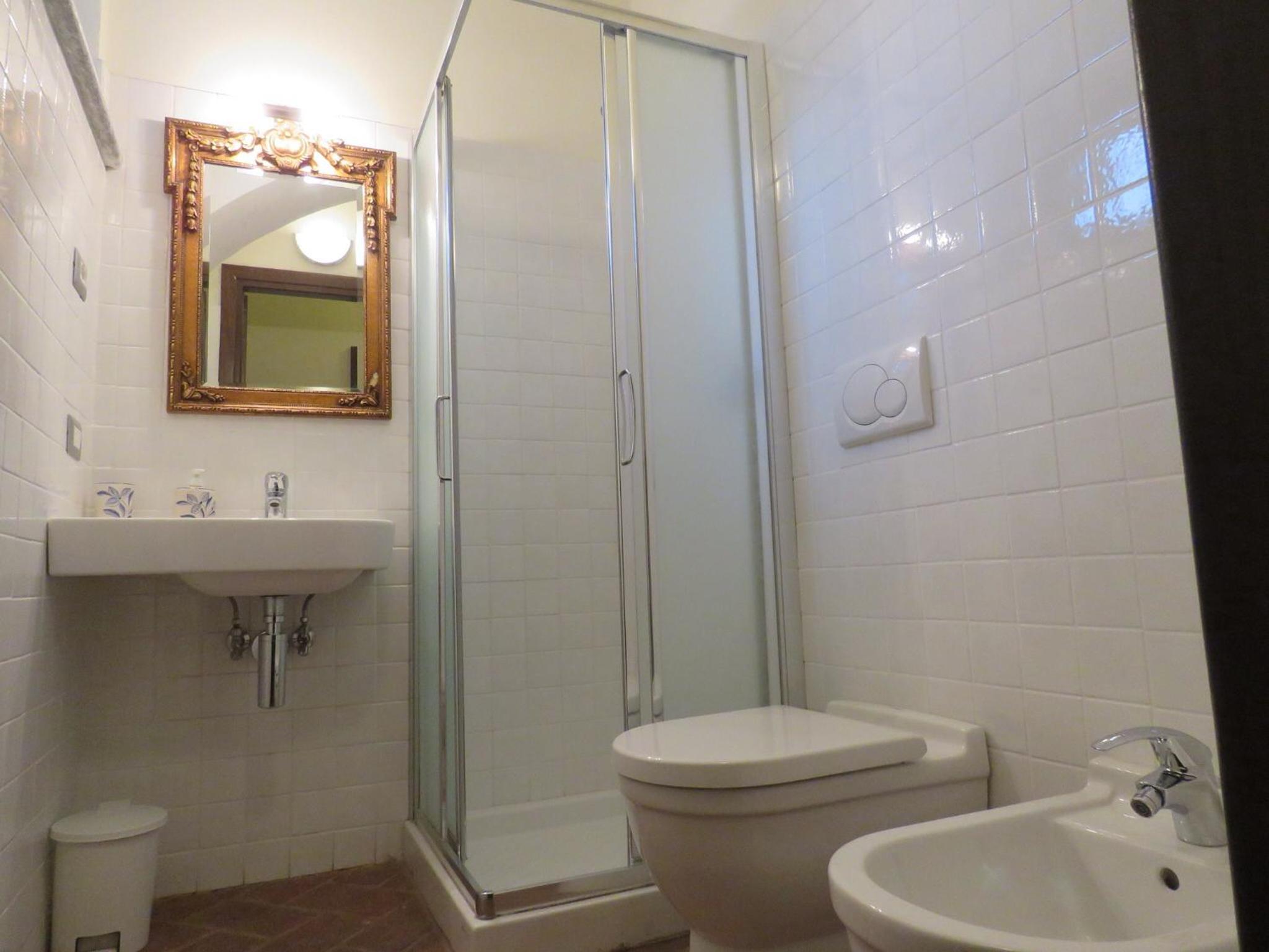 Large Double Room - Photo 4