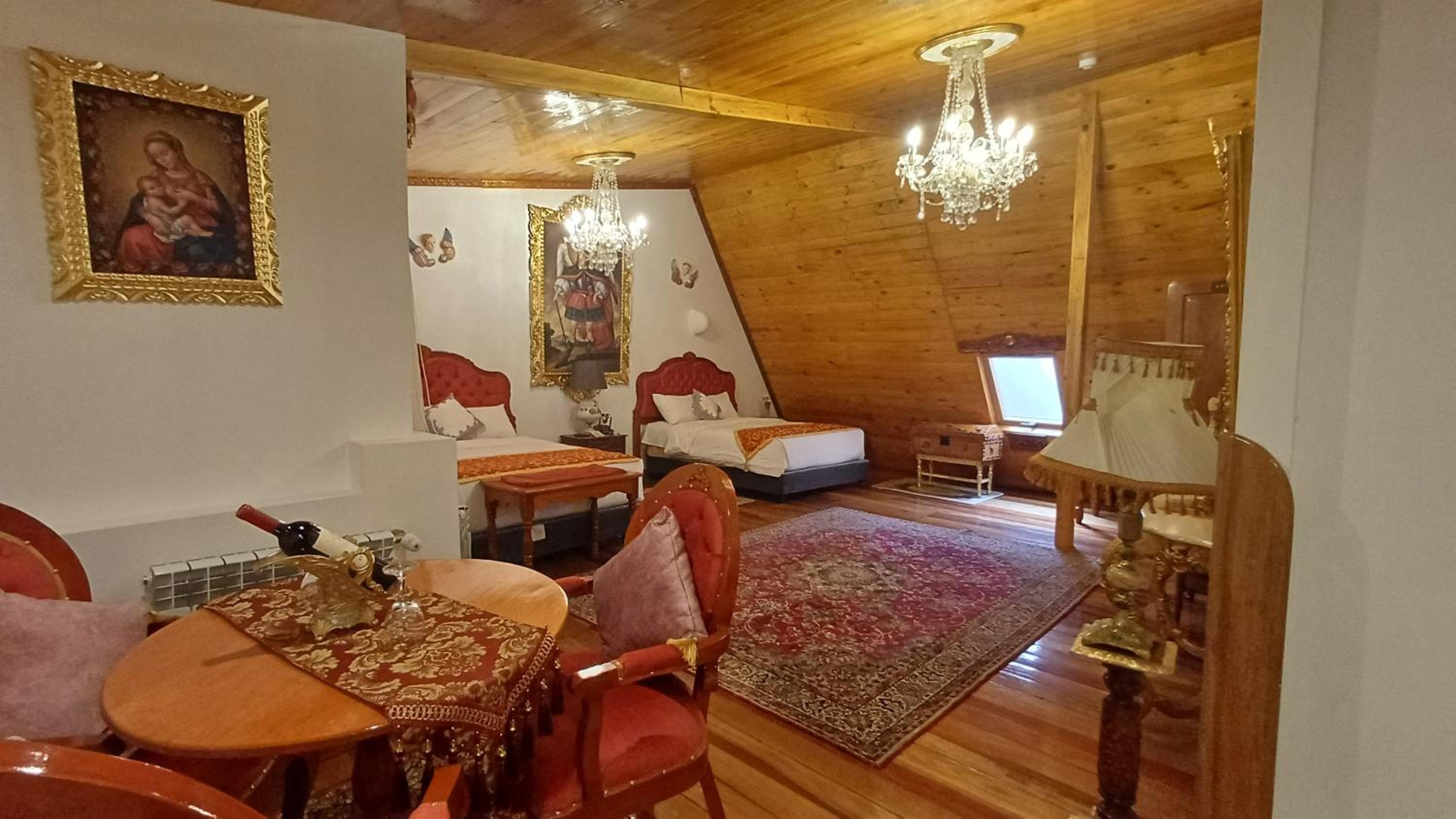 Deluxe King Suite photo 1