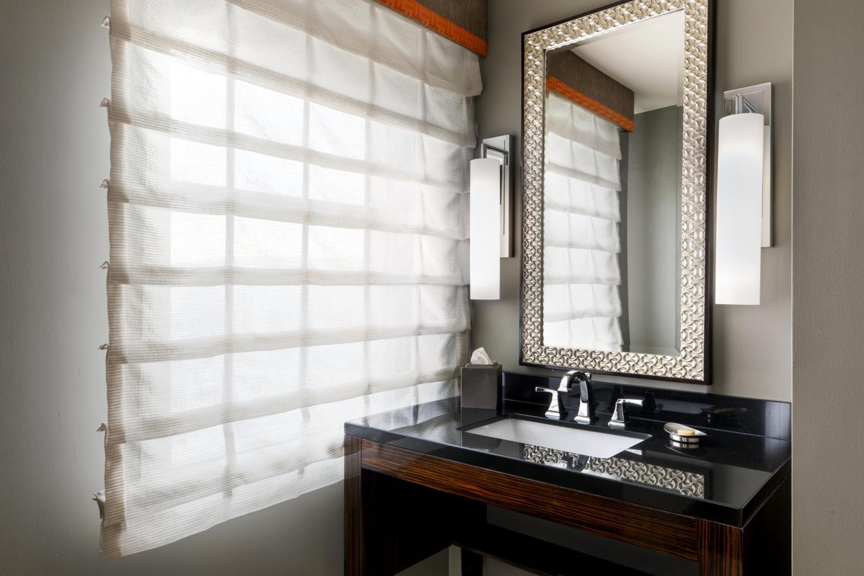 Deluxe King Room with Roll-In Shower - Mobility/Hearing Access - Photo 4
