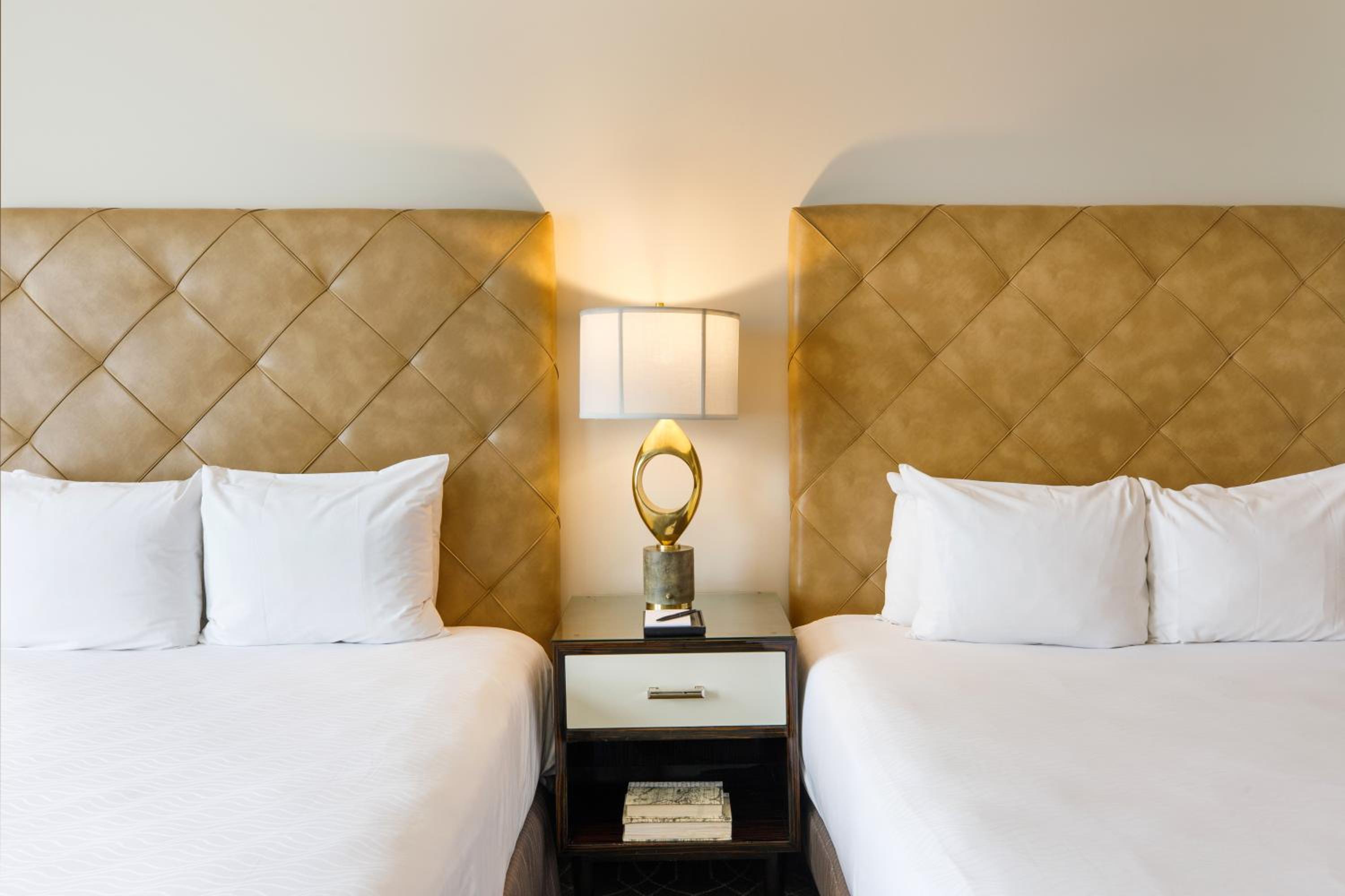 Deluxe Double Queen Room - Photo 5