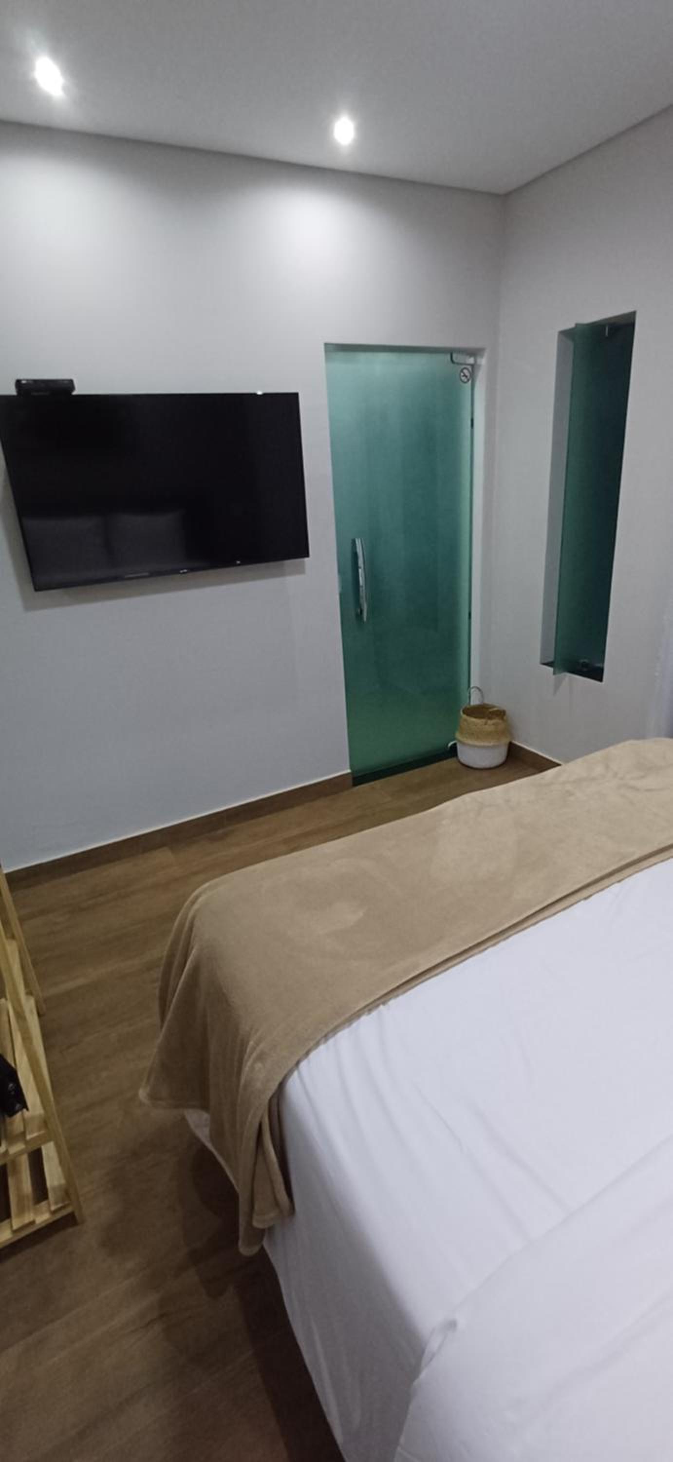 Studio Apartment with Queen Bed photo 2