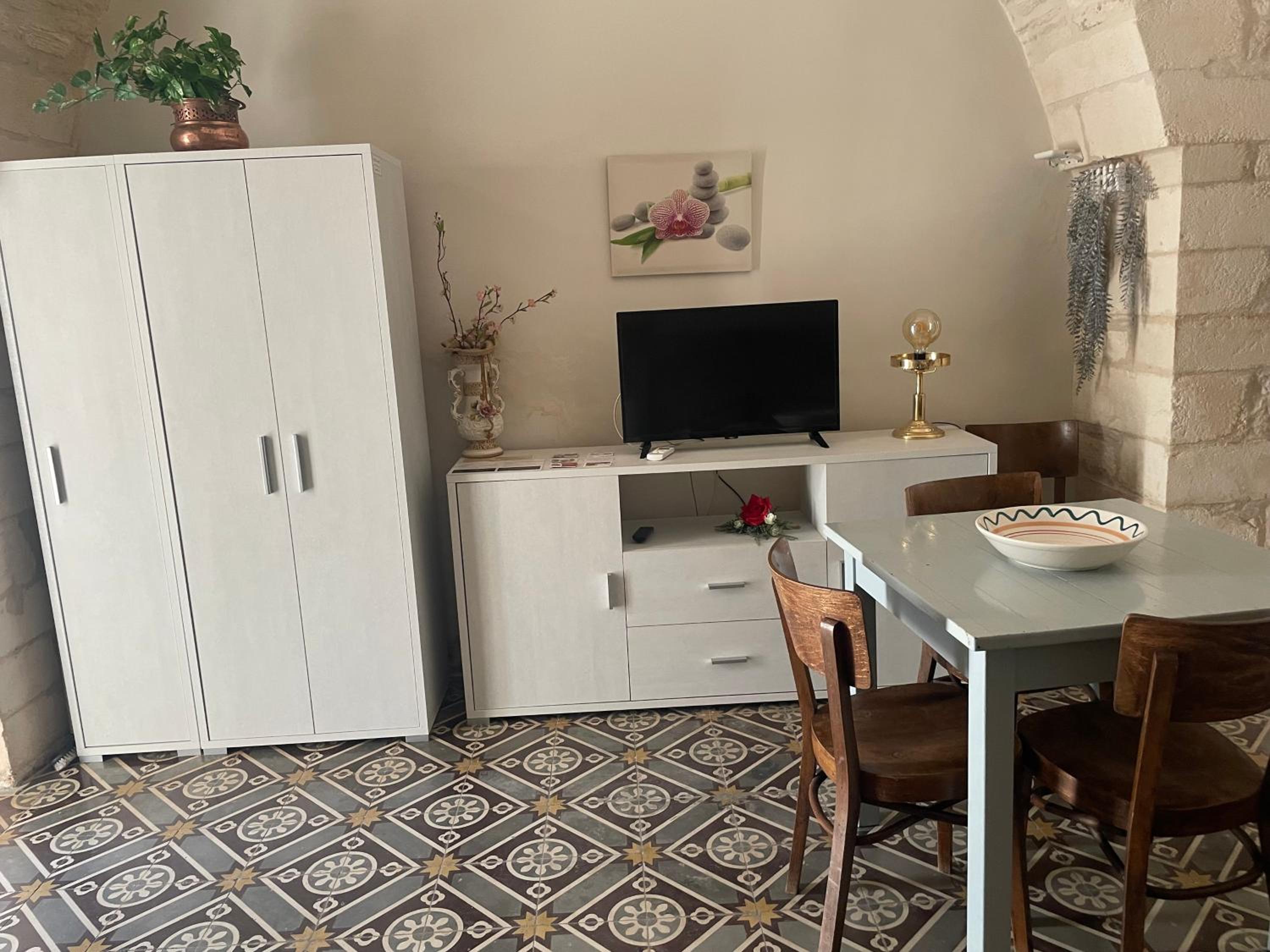 One-Bedroom Apartment - Photo 33