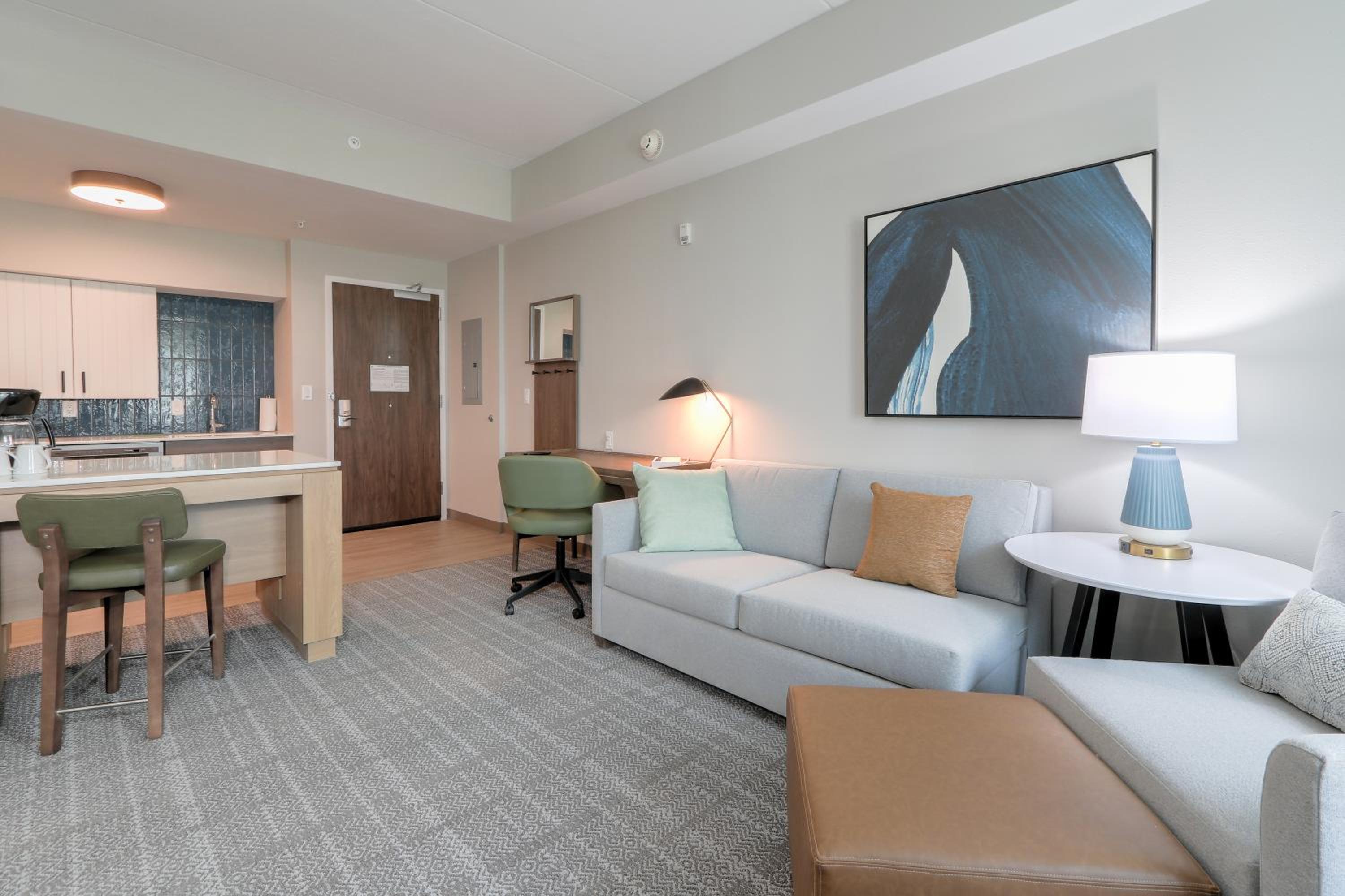 One-Bedroom King Suite with Balcony - Photo 2