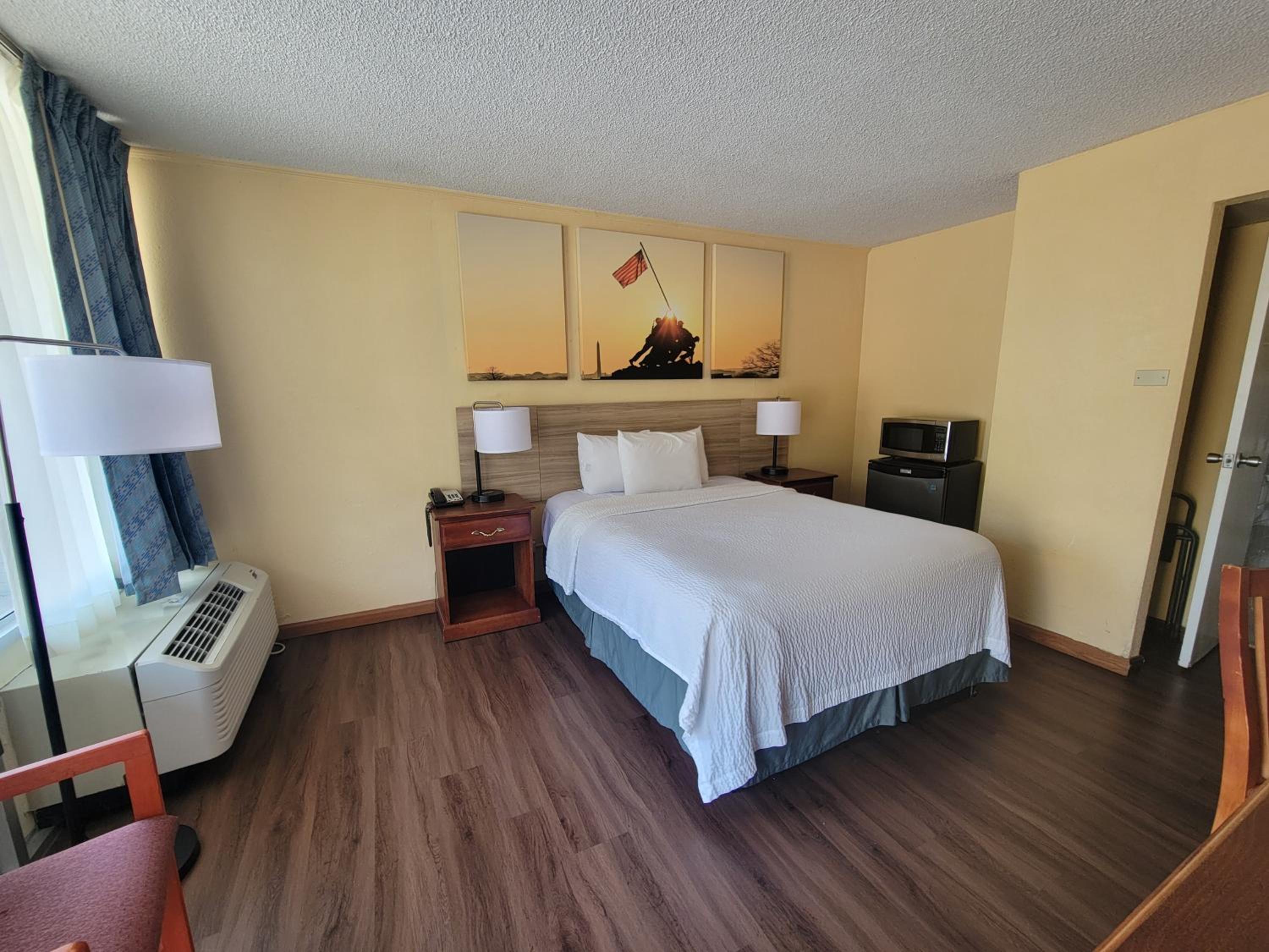 Queen Room - Non-Smoking - Photo 1