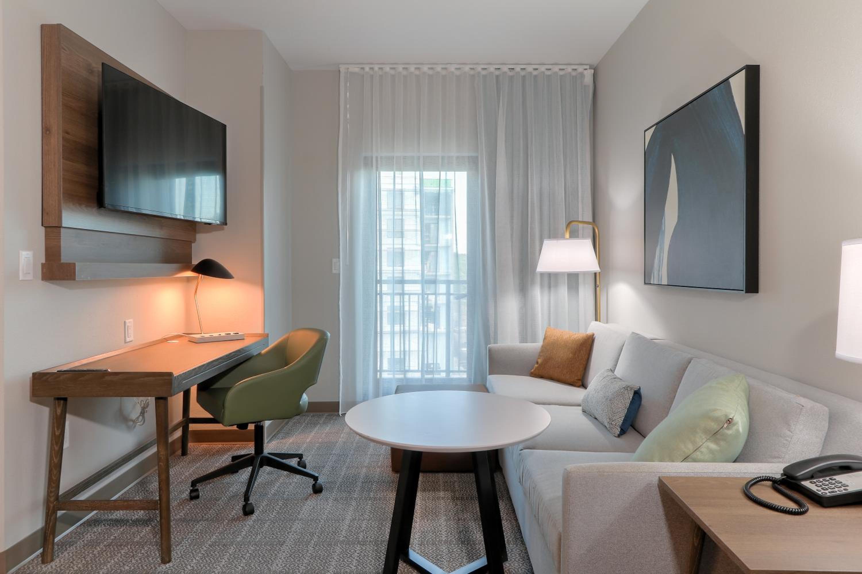 One-Bedroom Queen Suite with Two Queen Beds and Balcony - Mountain View