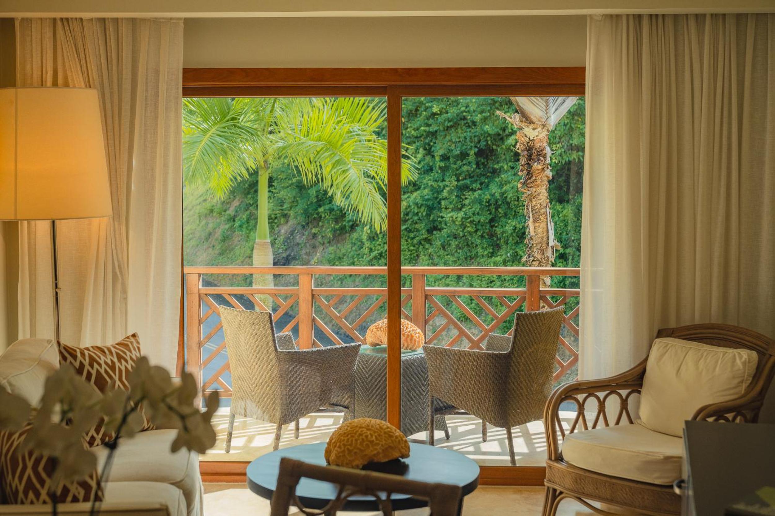 One-Bedroom Suite with Mountain View