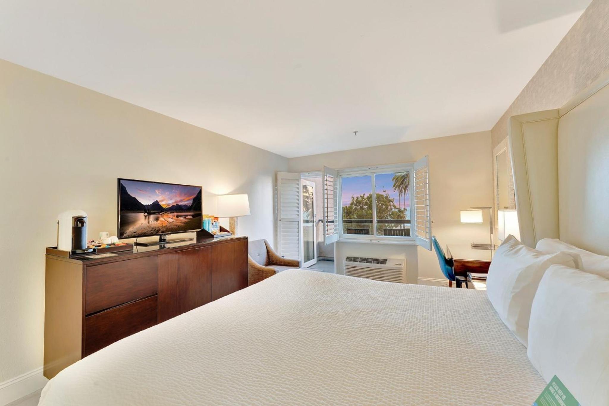 Deluxe King Room with Ocean View photo 1