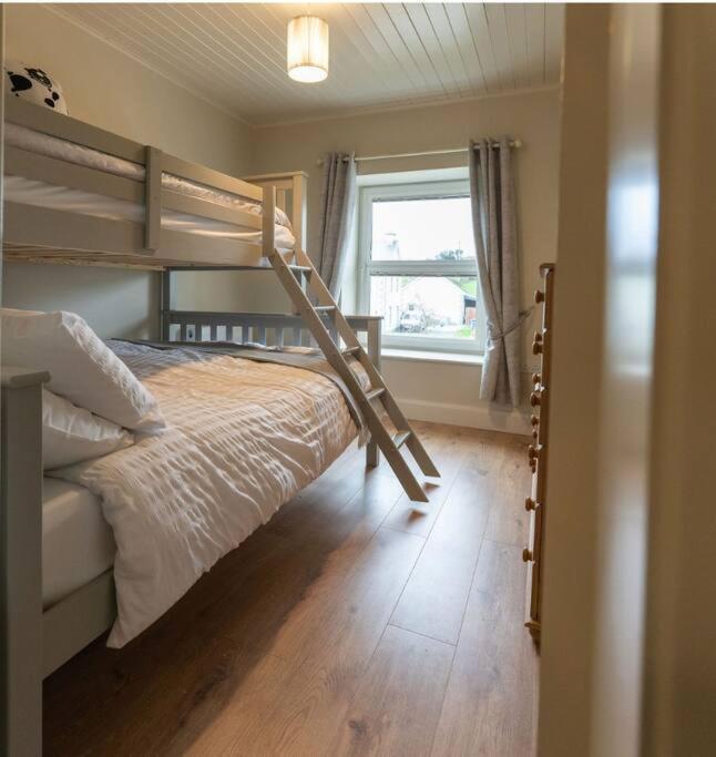 Four-Bedroom House photo 3