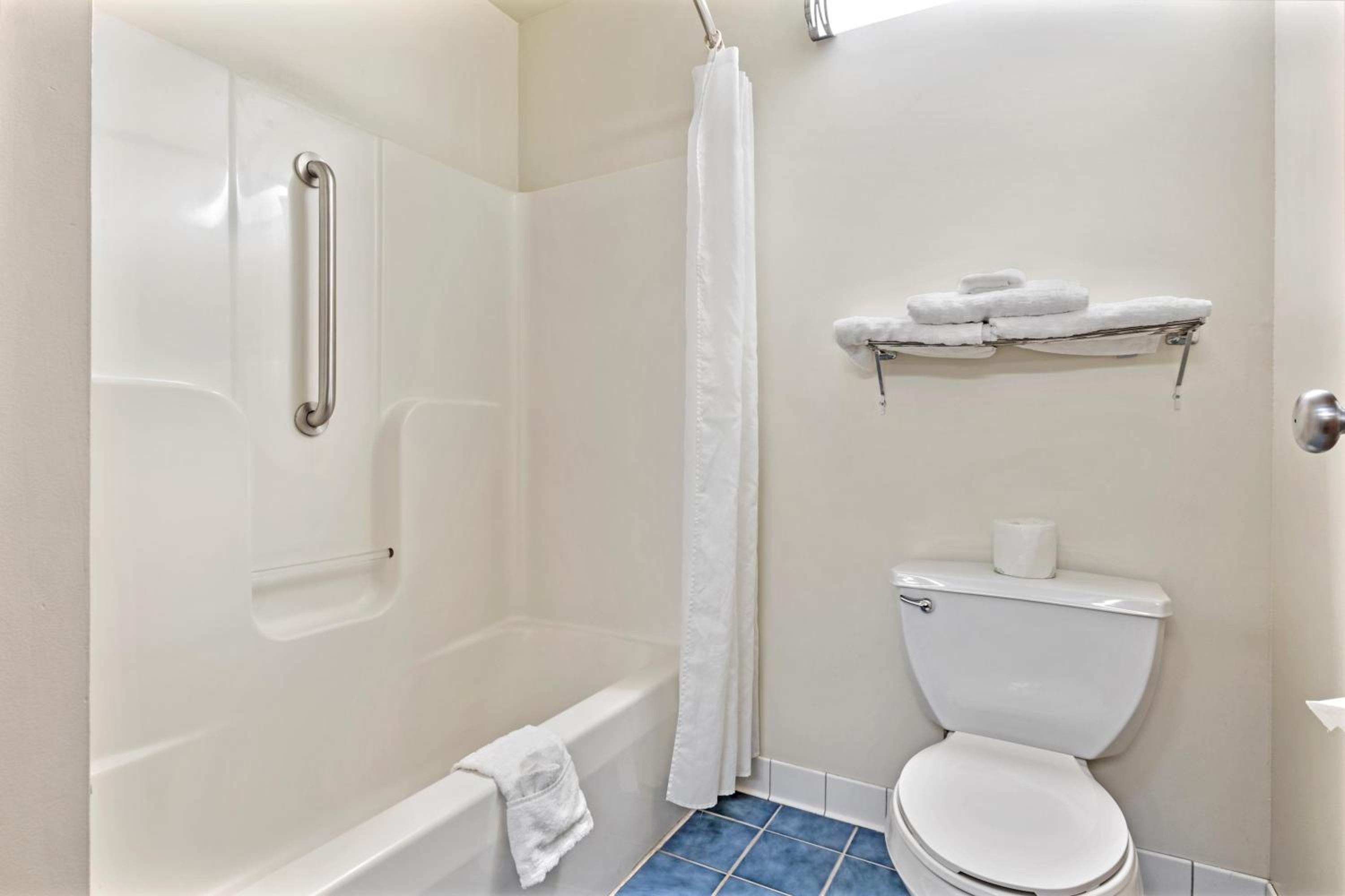 King Suite - Non-Smoking photo 3