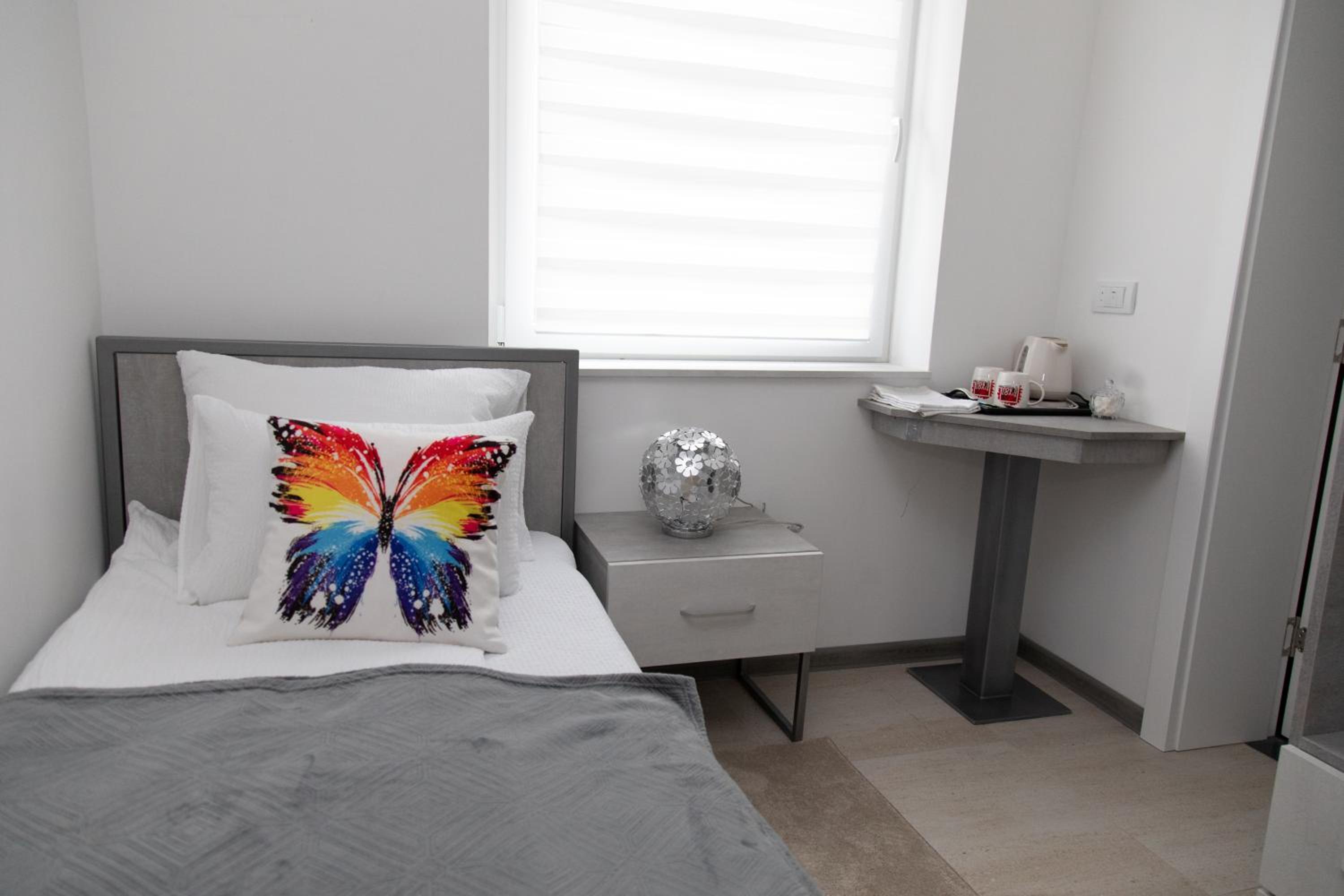 Single Room with Bathroom photo 1