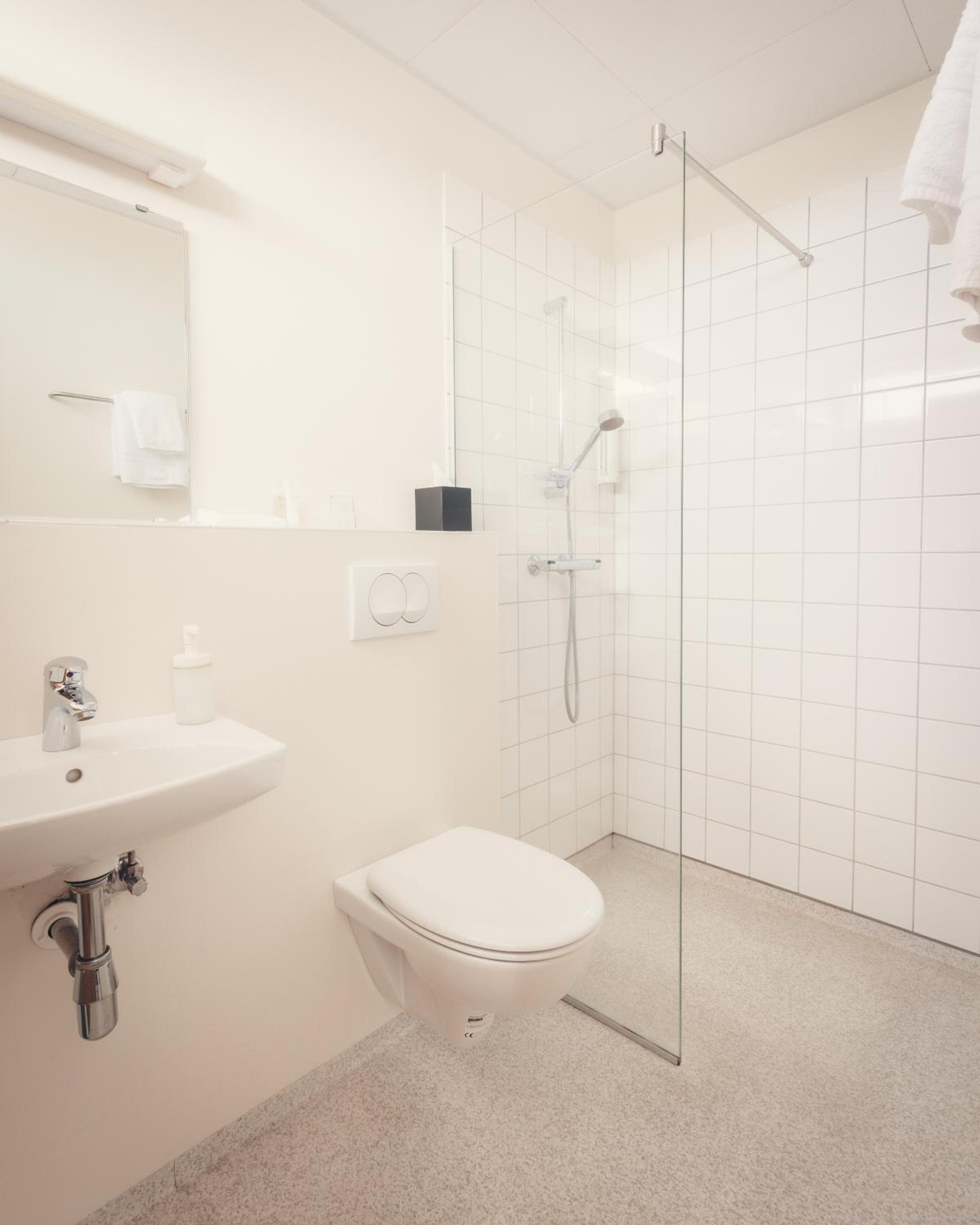 Single Room with Private Bathroom photo 2