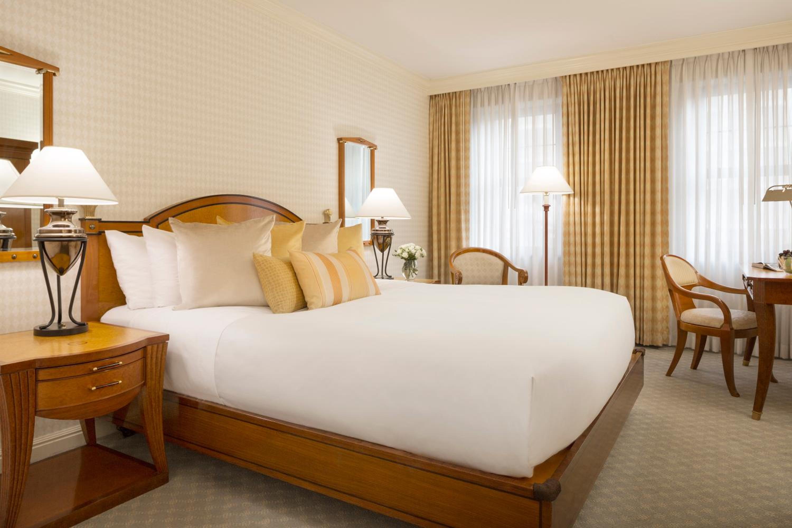 Deluxe King Room - Photo 4