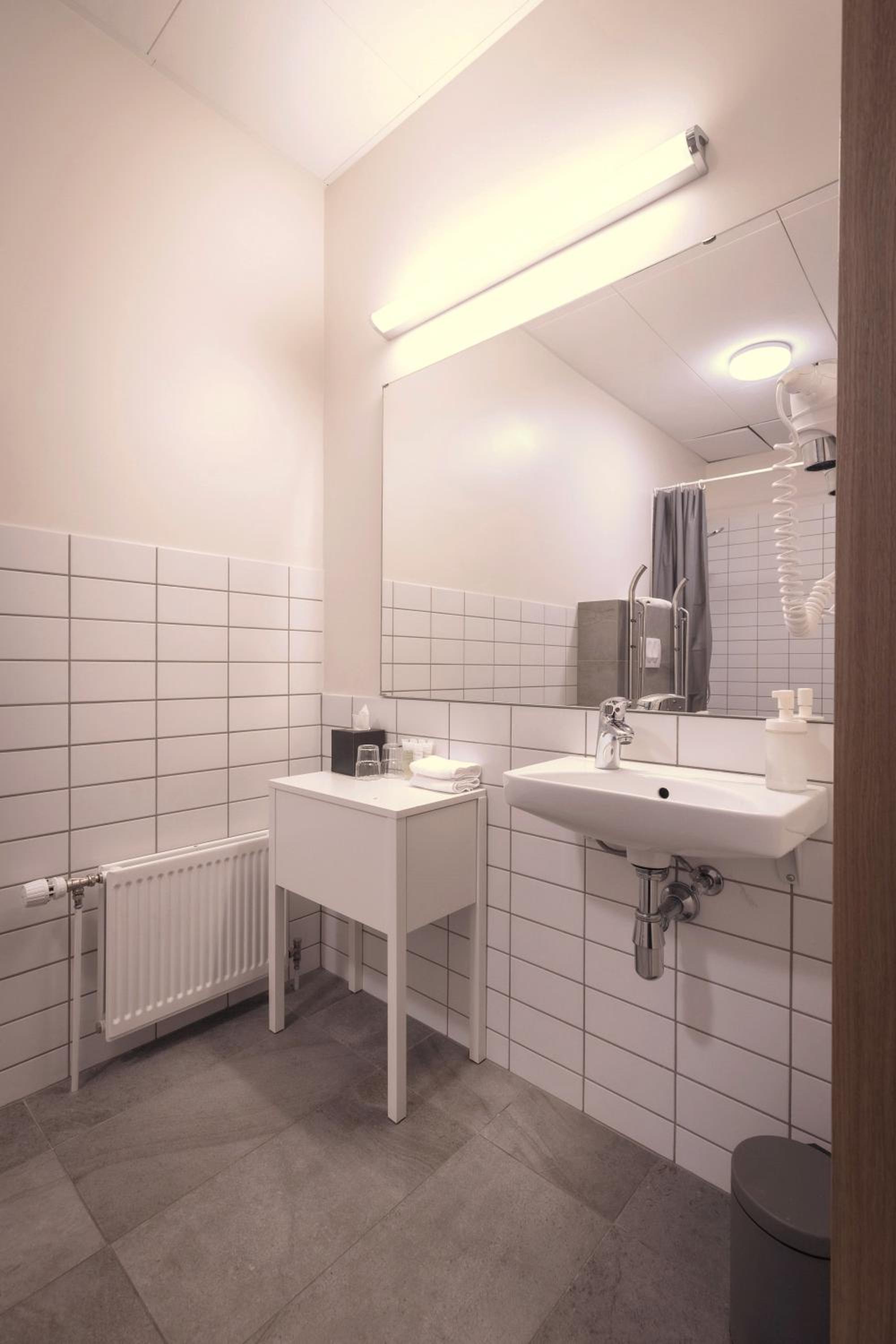 Double or Twin Room with Private Bathroom - Photo 5