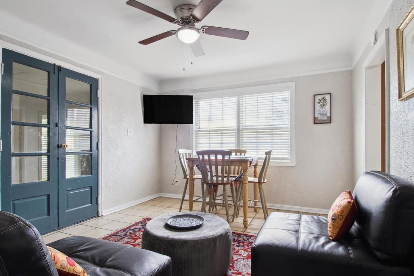 Three-Bedroom House photo 2