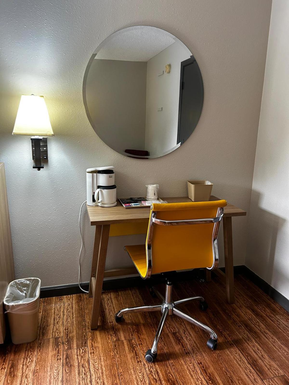 King Room - Mobility Access/Non-Smoking - Photo 6