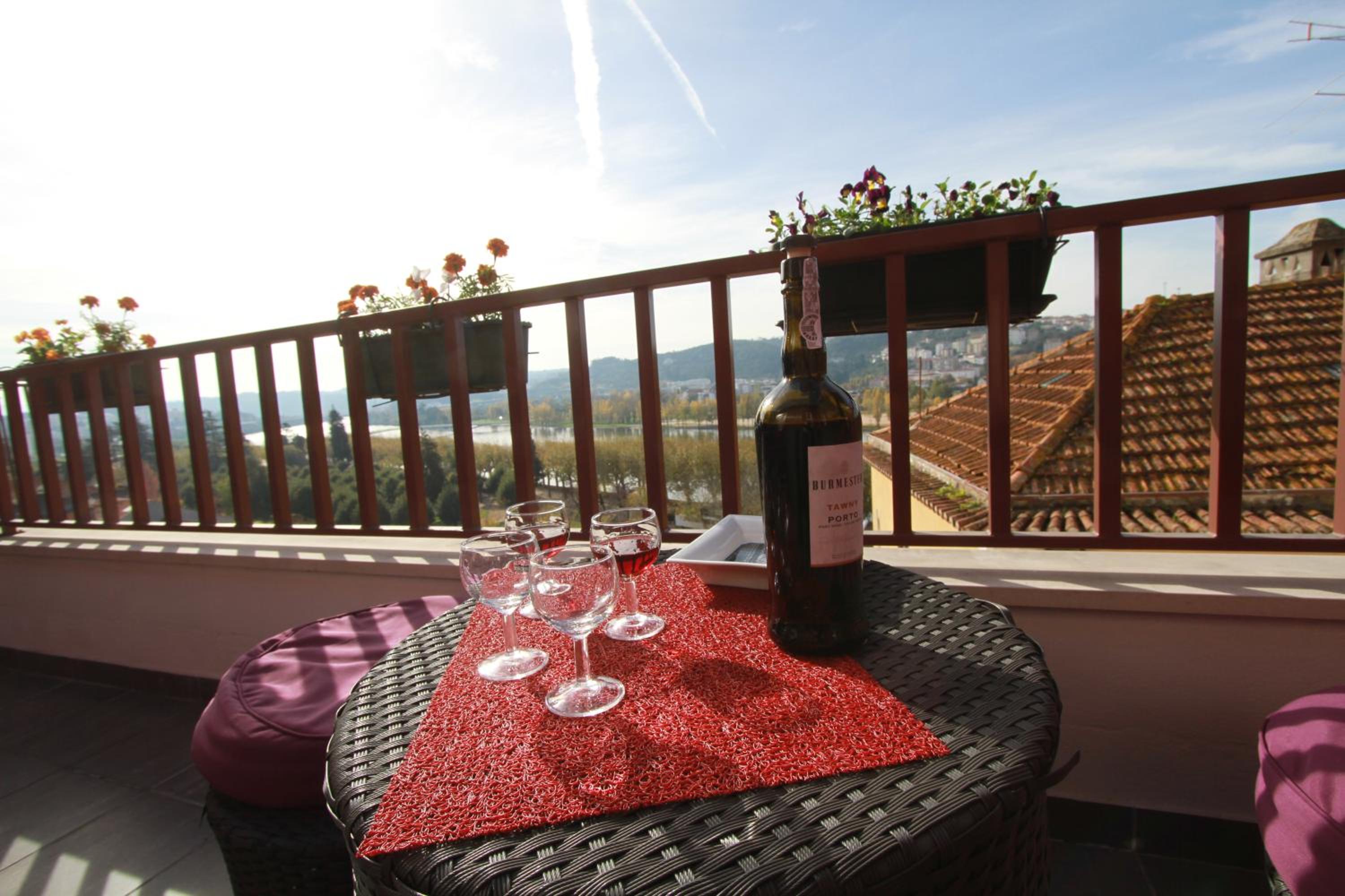 Apartment with Balcony - Photo 9