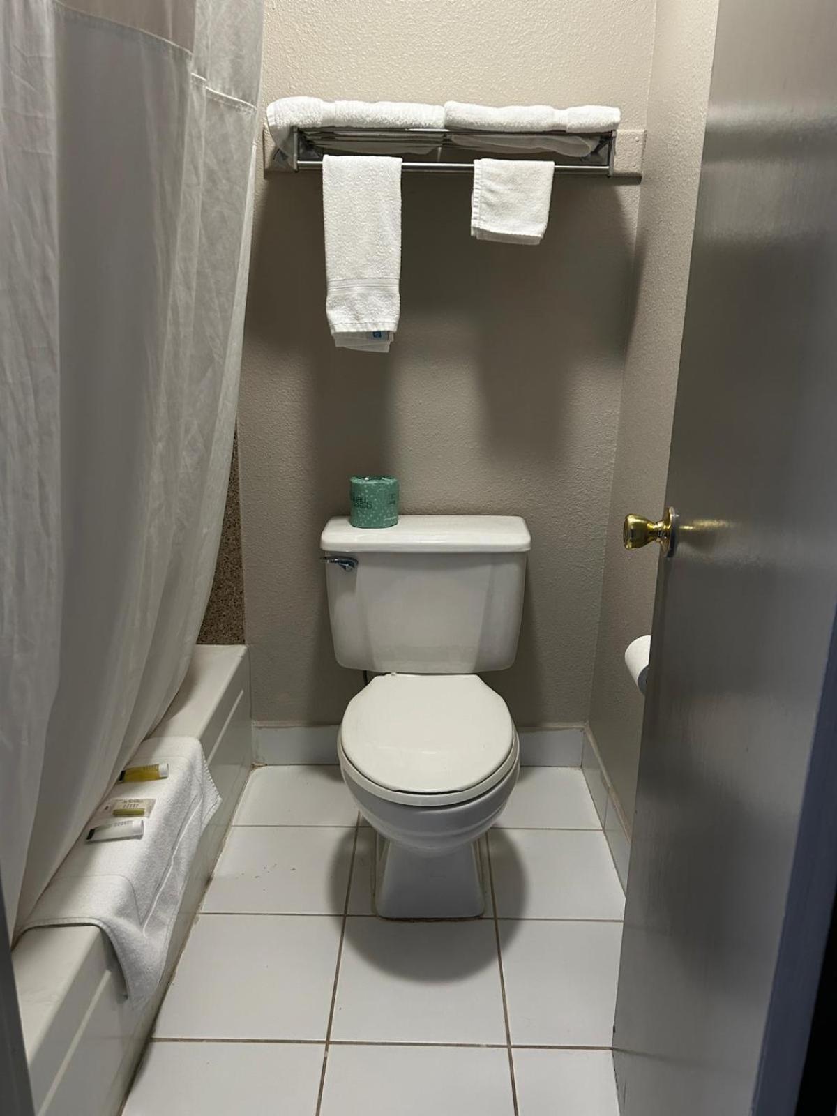 King Room - Non-Smoking - Photo 4