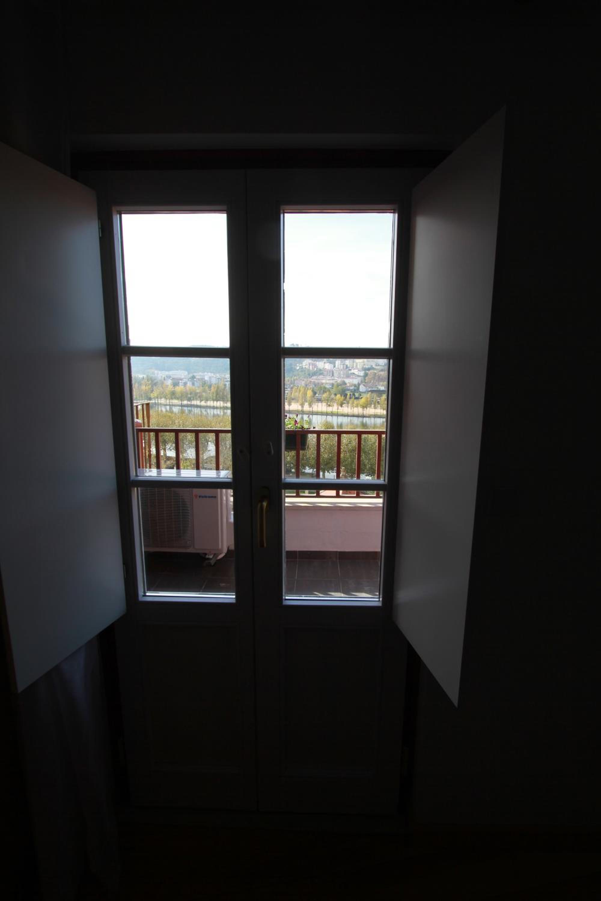 Apartment with Balcony - Photo 5