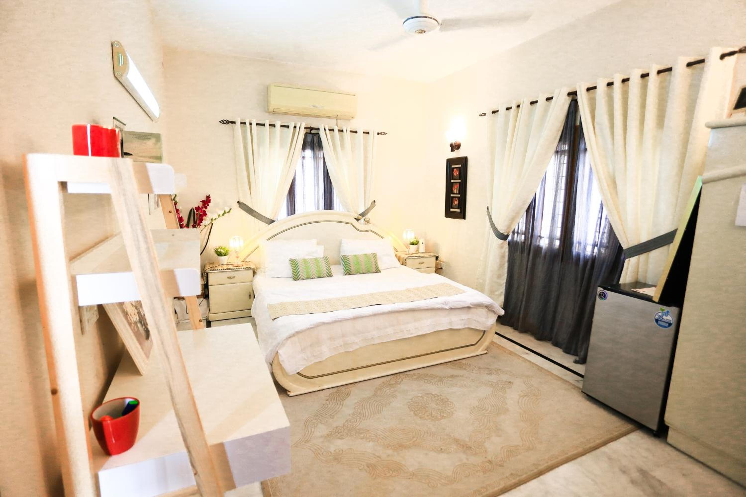 Deluxe King Suite photo 1