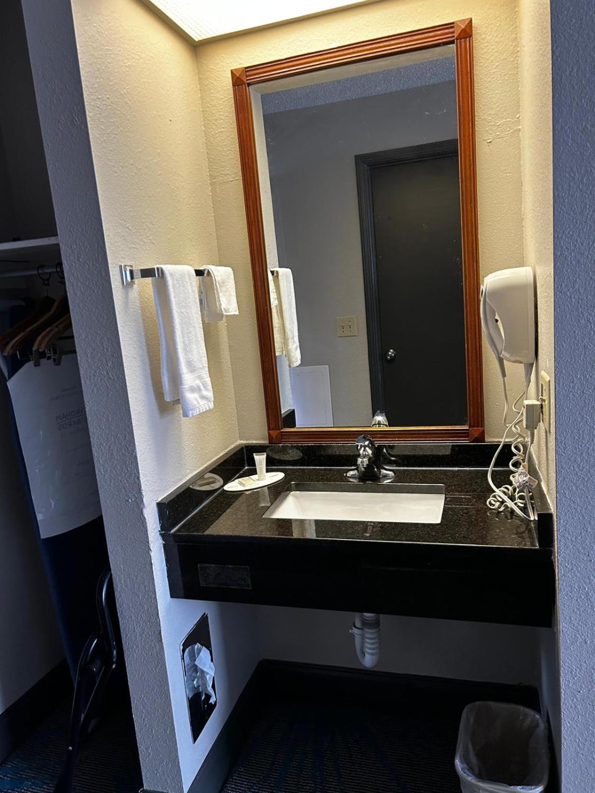 Double Room with Two Double Beds - Non-Smoking - Photo 2