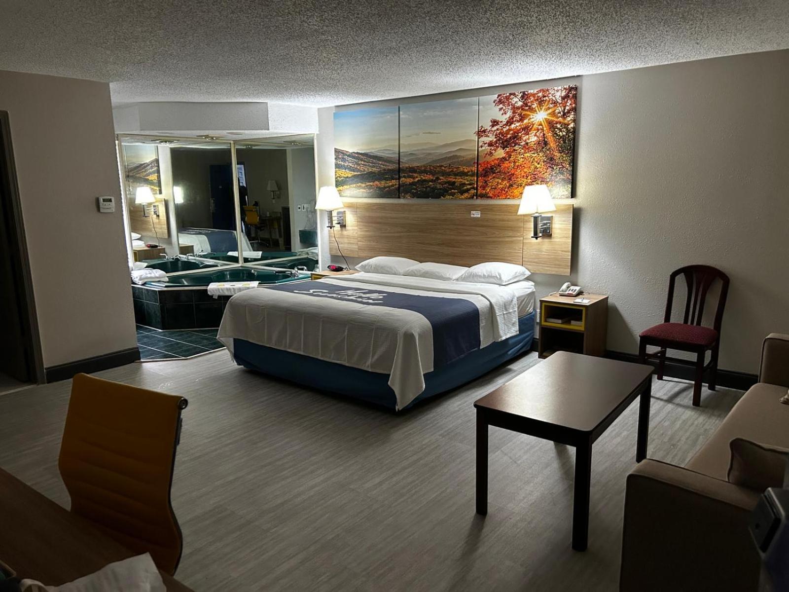 King Studio Suite - Non-Smoking - Photo 3