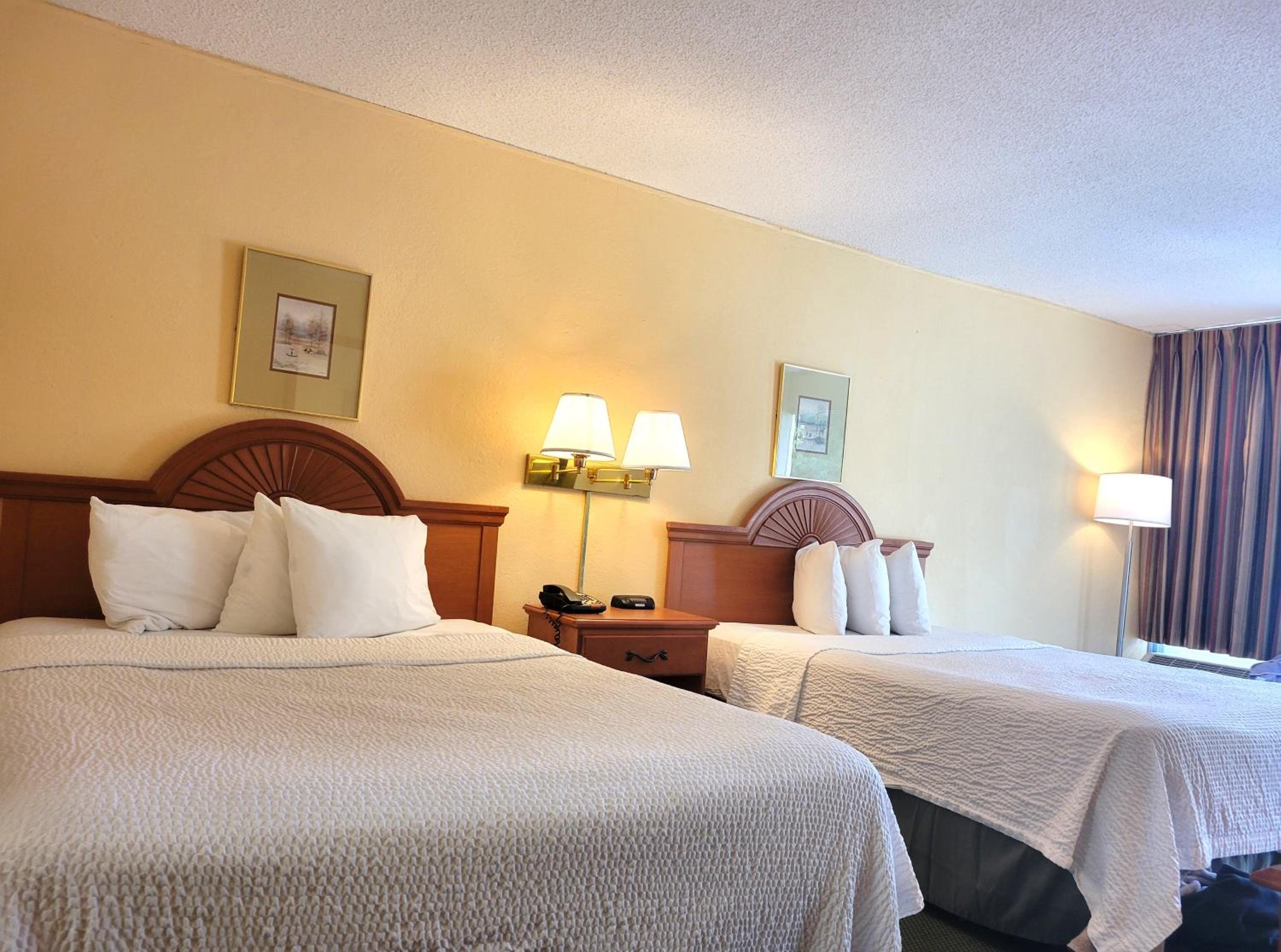Queen Room with Two Queen Beds - Non-Smoking - Photo 3