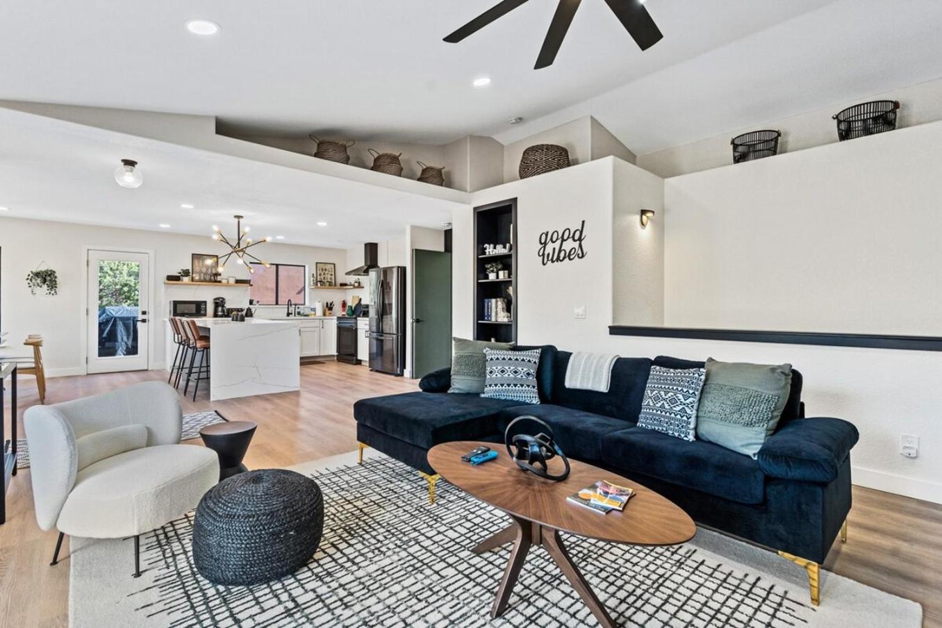 Five-Bedroom House photo 1
