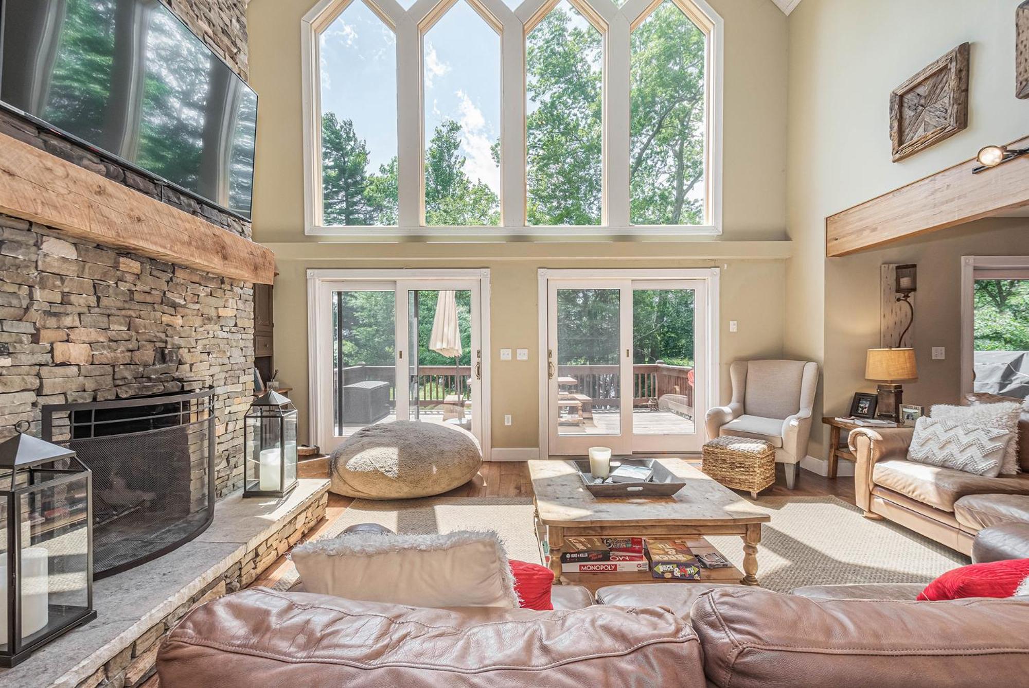 Six-Bedroom House photo 1