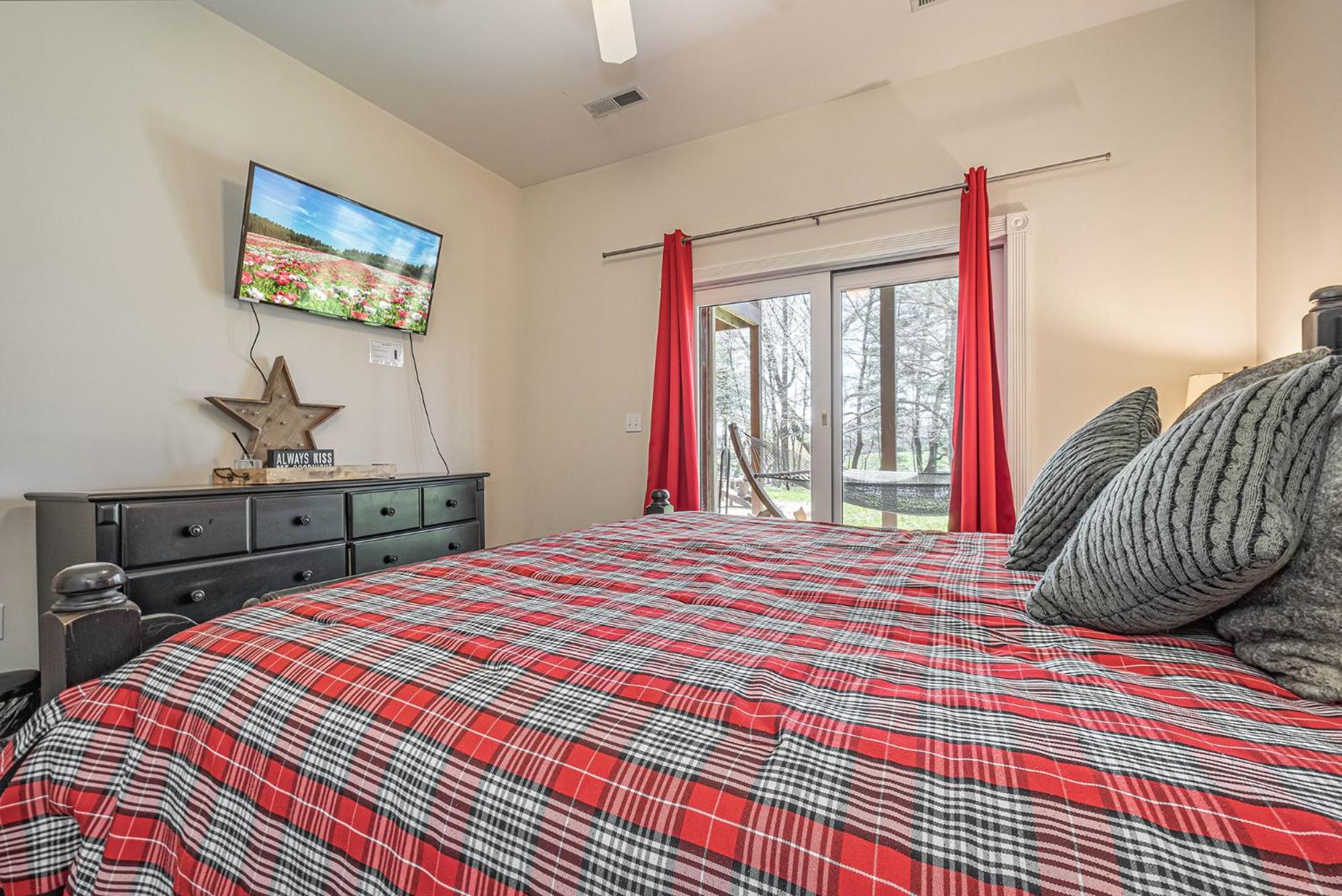Six-Bedroom House photo 2