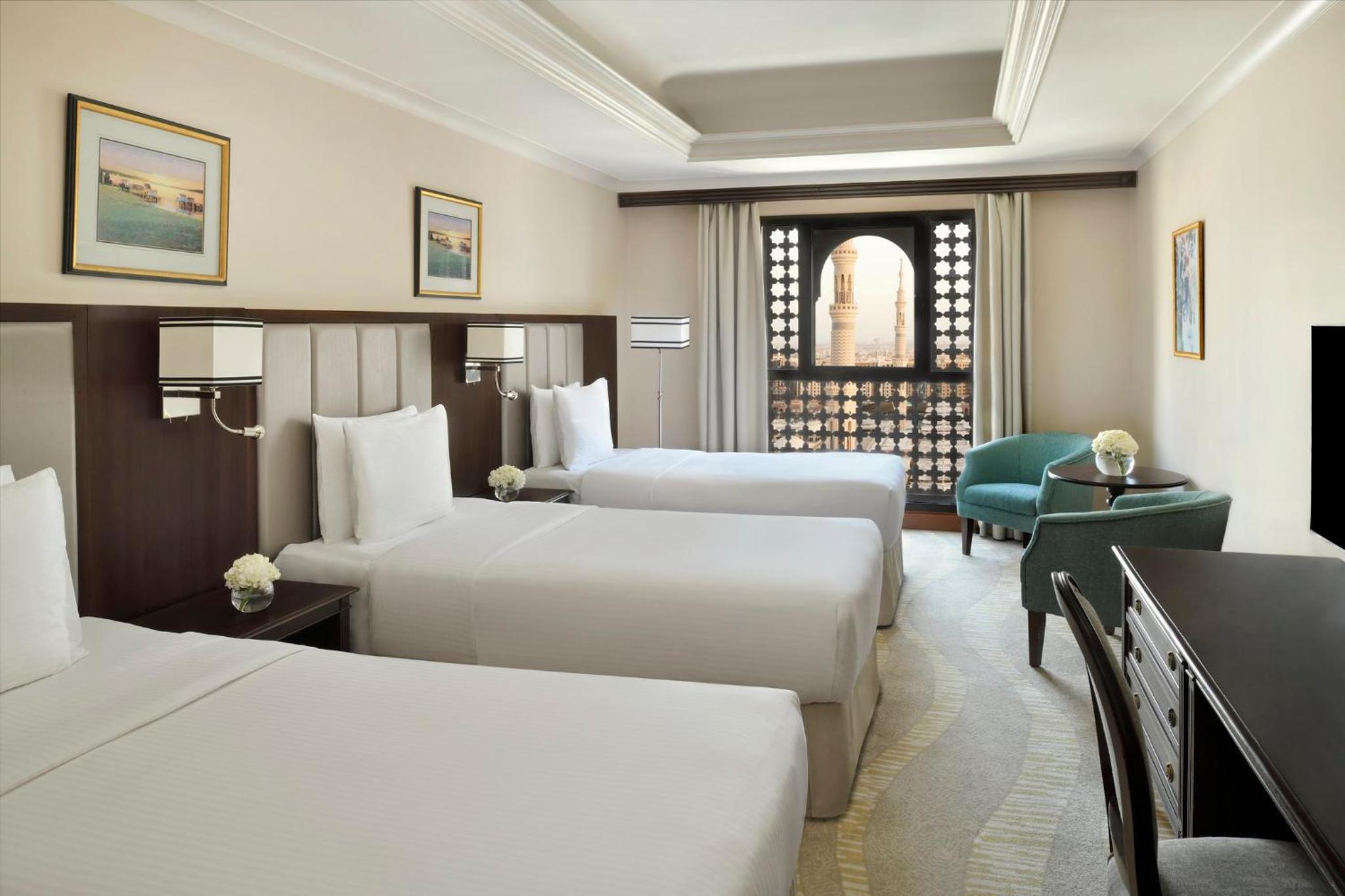 Superior Room Three Beds City View - Photo 2