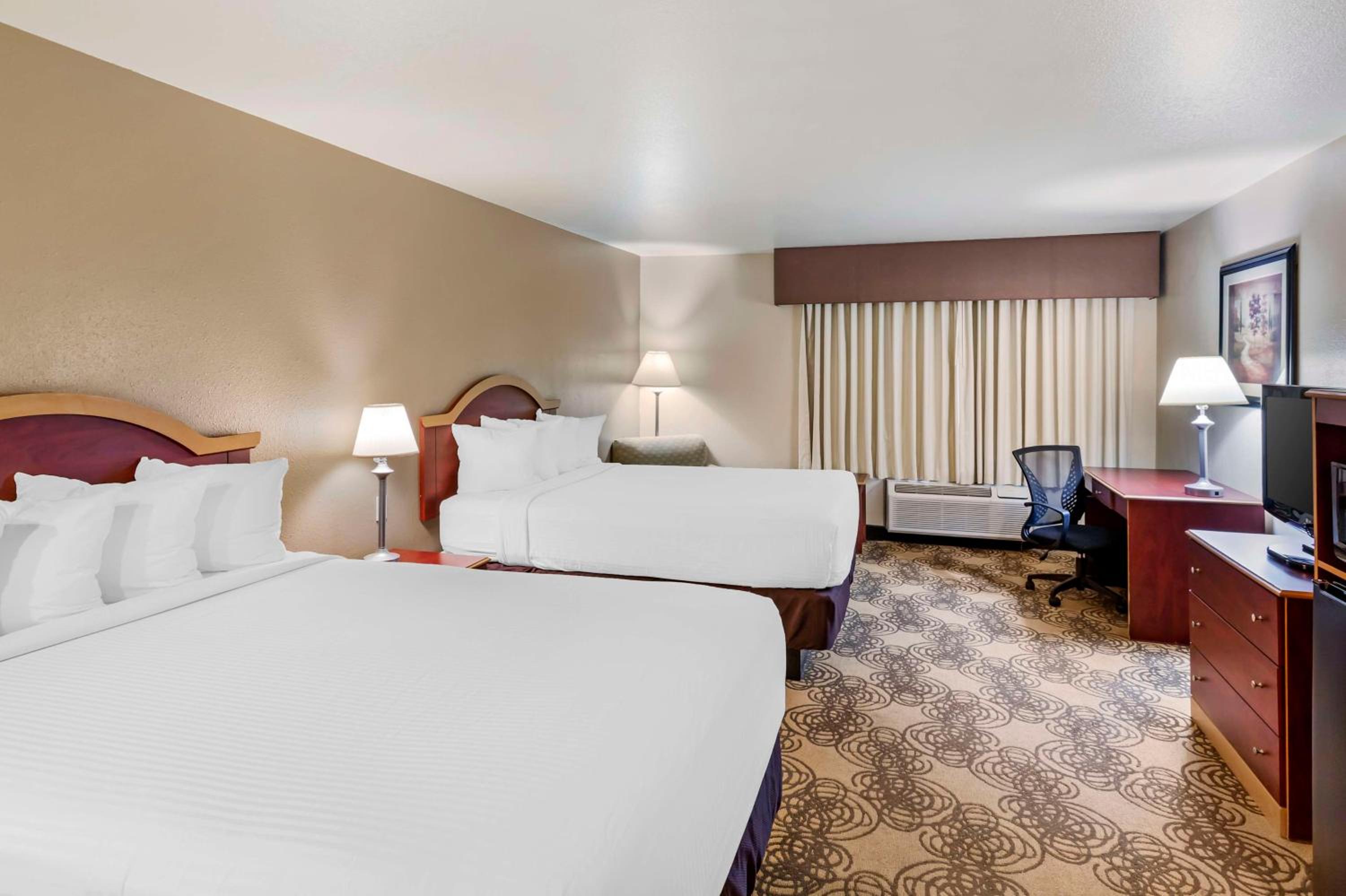 Large Queen Room with Two Queen Beds - Non-Smoking - Photo 1