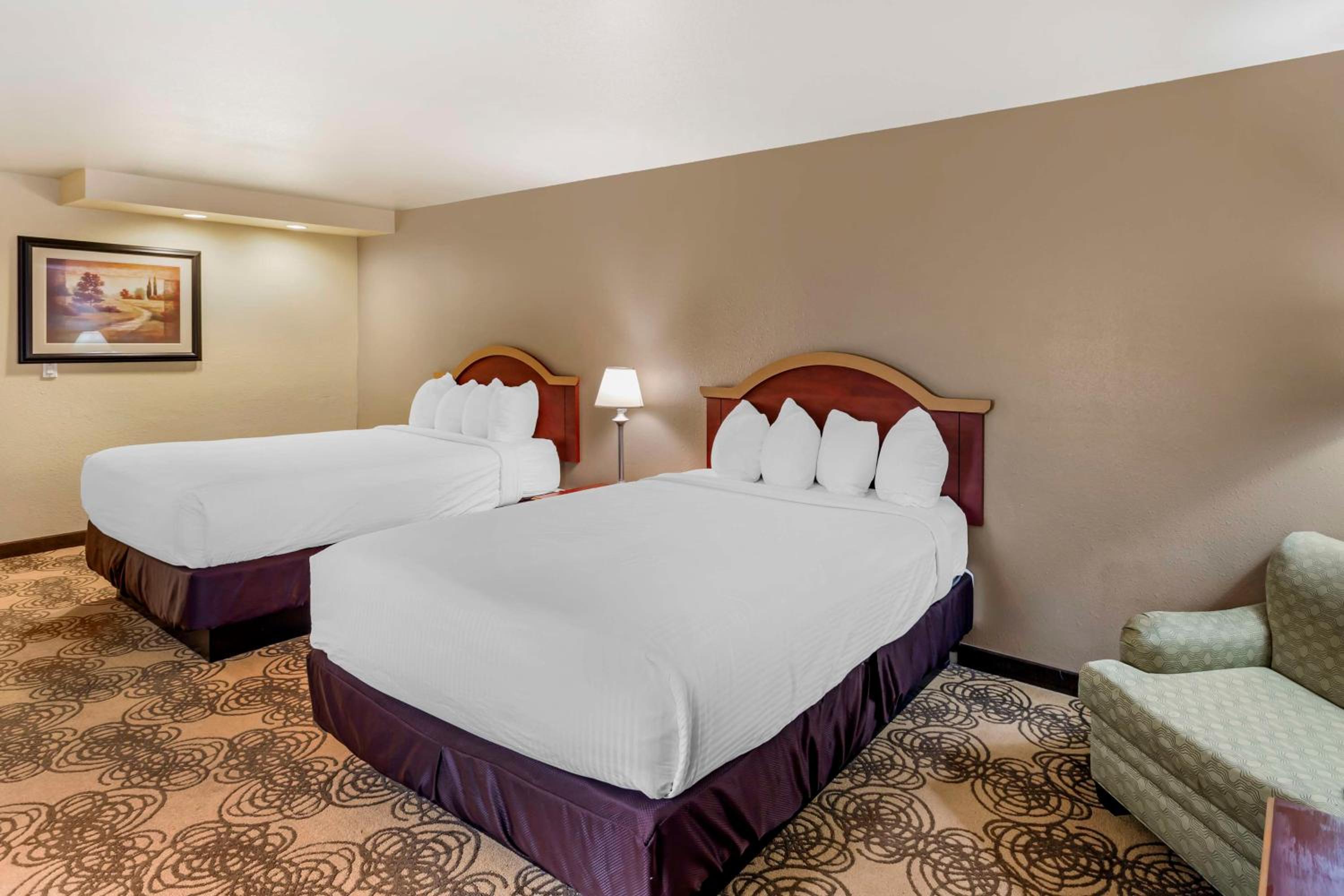 Large Queen Room with Two Queen Beds - Non-Smoking - Photo 3