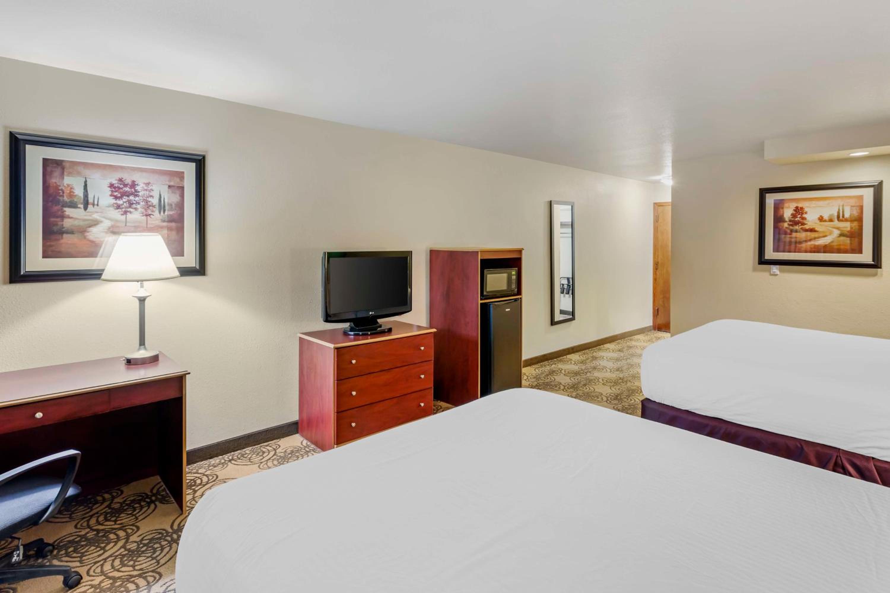 Large Queen Room with Two Queen Beds - Non-Smoking - Photo 4